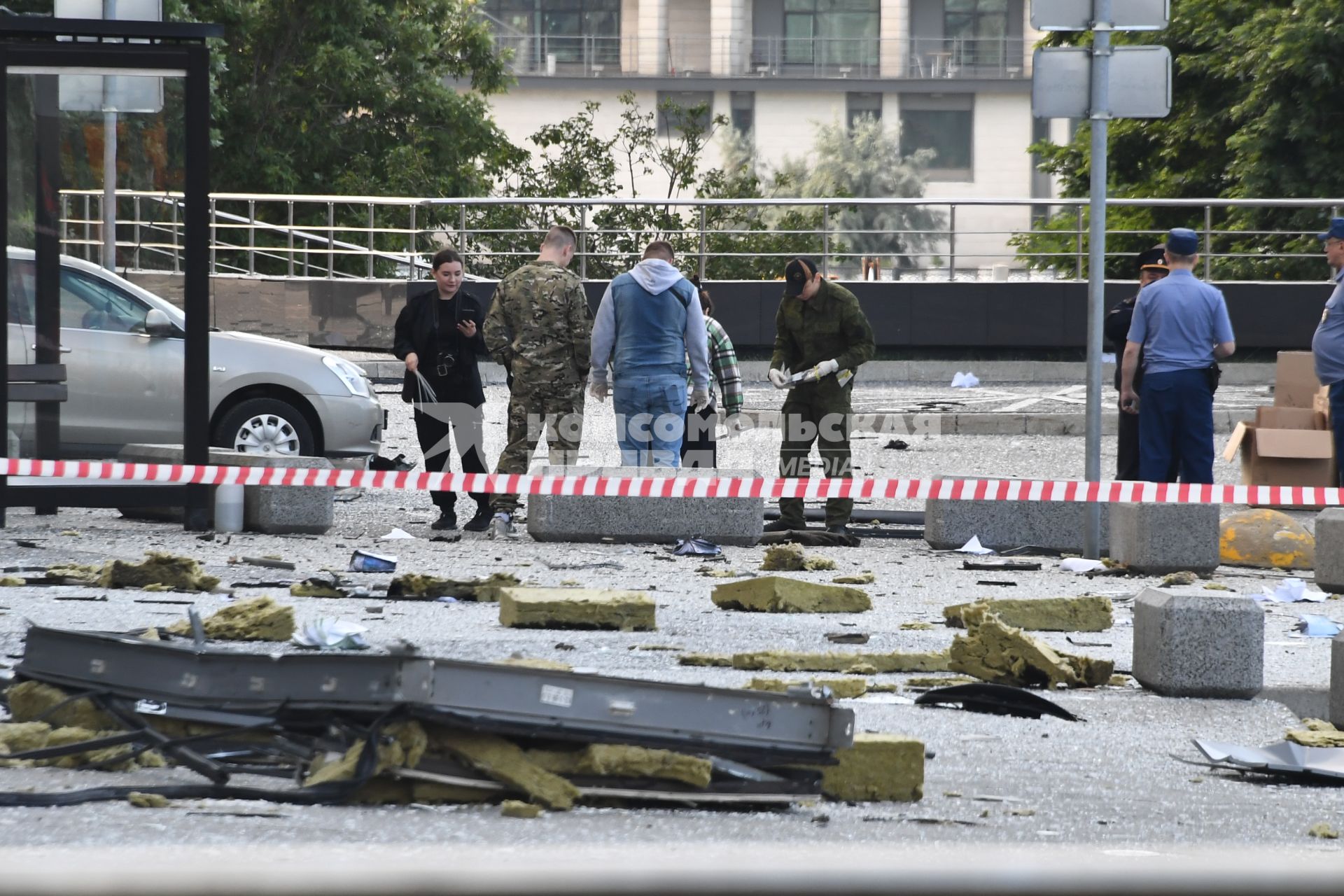 Москва. Фрагменты облицовки от поврежденного здания делового центра `Москва-Сити` в результате атаки украинских беспилотников.