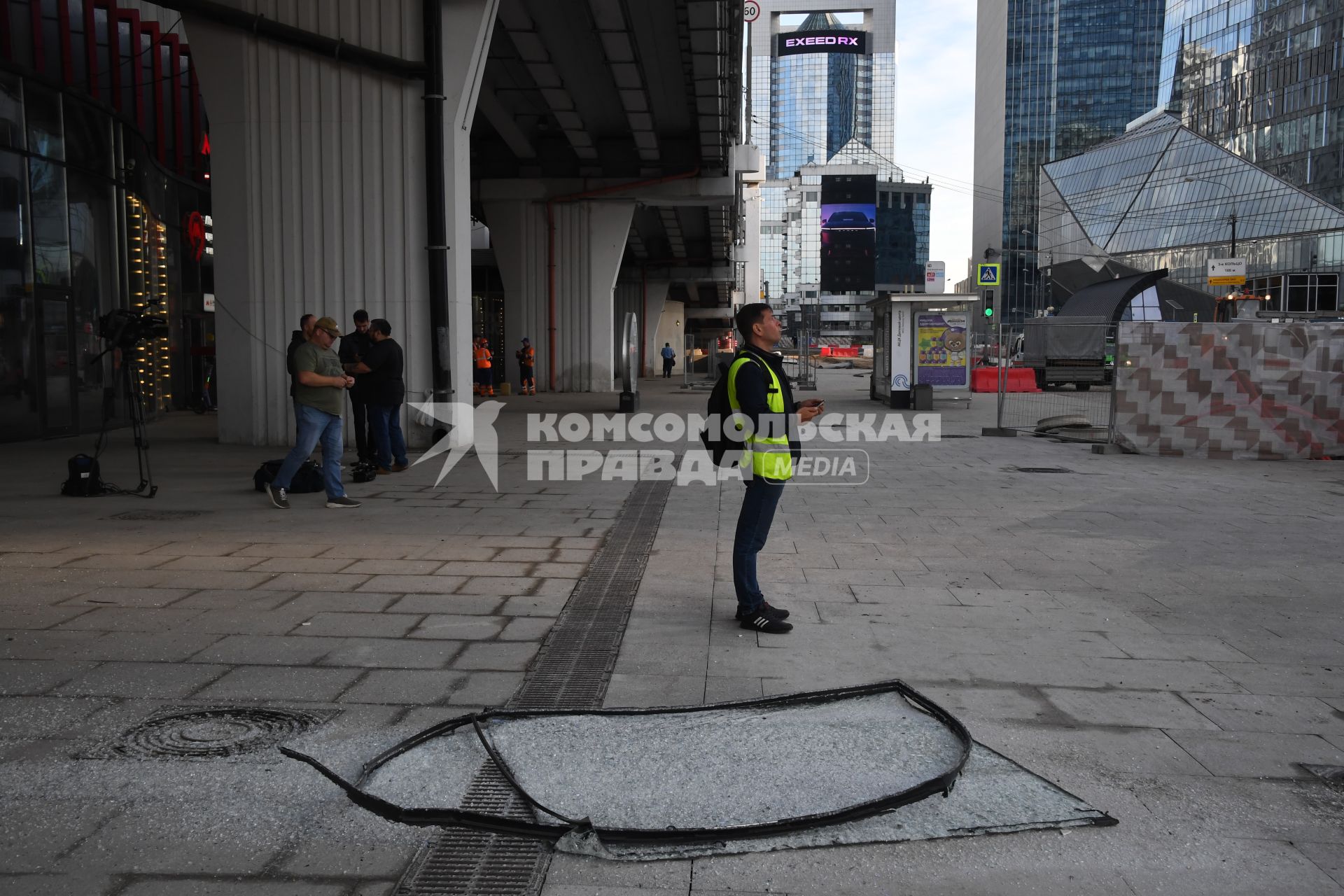 Москва. Разбитые стекла выпавшие из здания делового центра `Москва-Сити` в результате атаки украинских беспилотников.