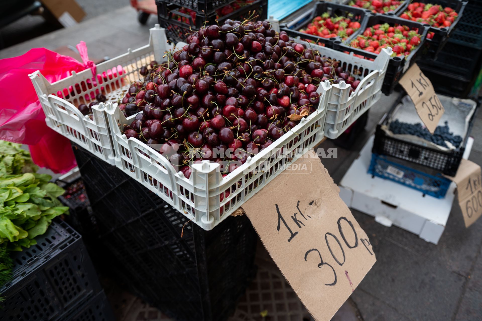 Санкт-Петербург. Продажа ягод на Кузнечном рынке.