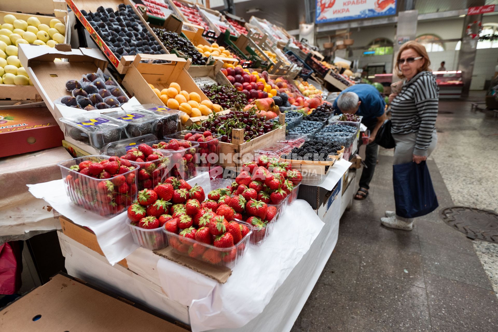 Санкт-Петербург. Прилавок с ягодами и фруктами на Кузнечном рынке.