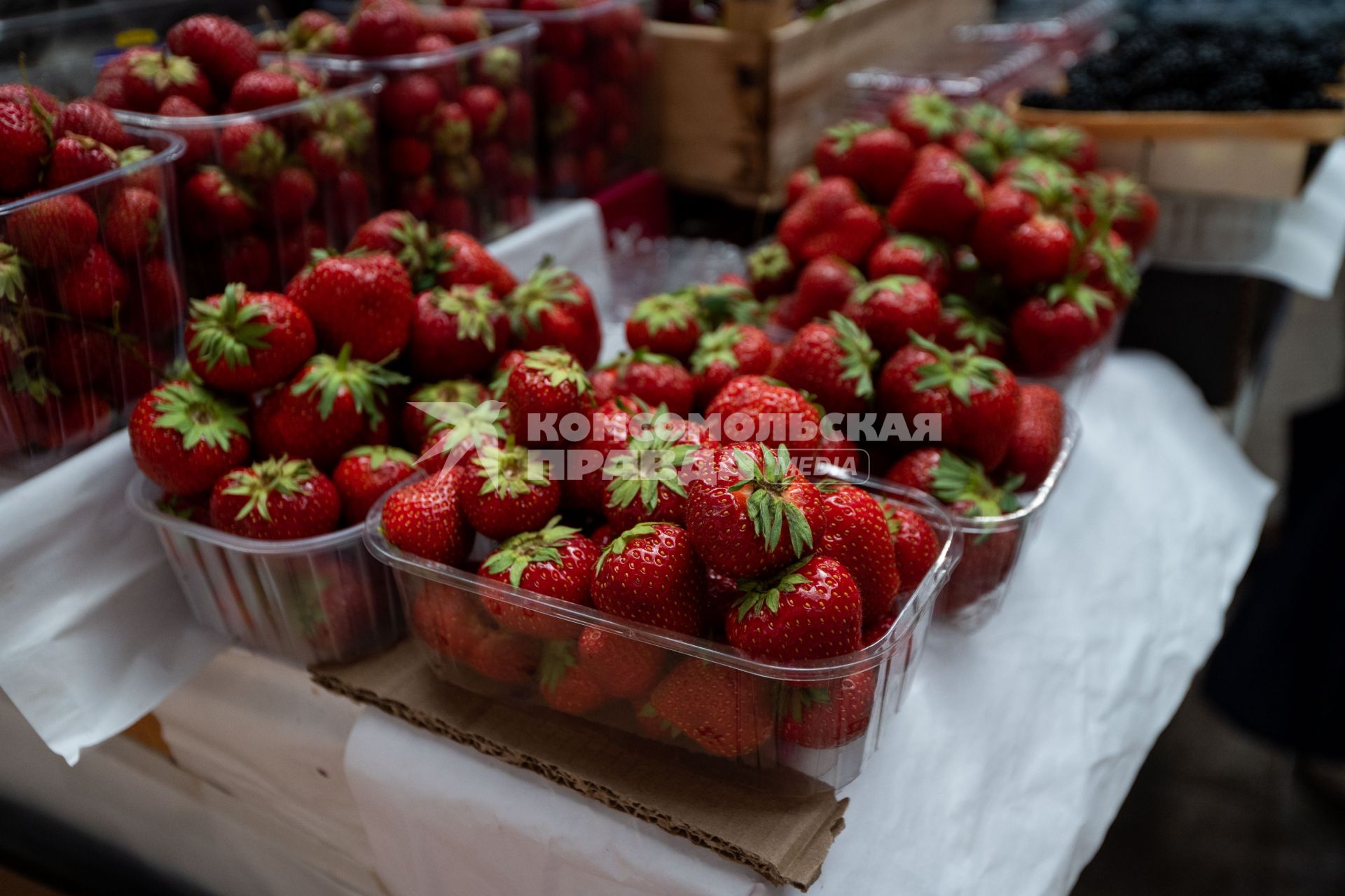 Санкт-Петербург. Продажа клубники на Кузнечном рынке.