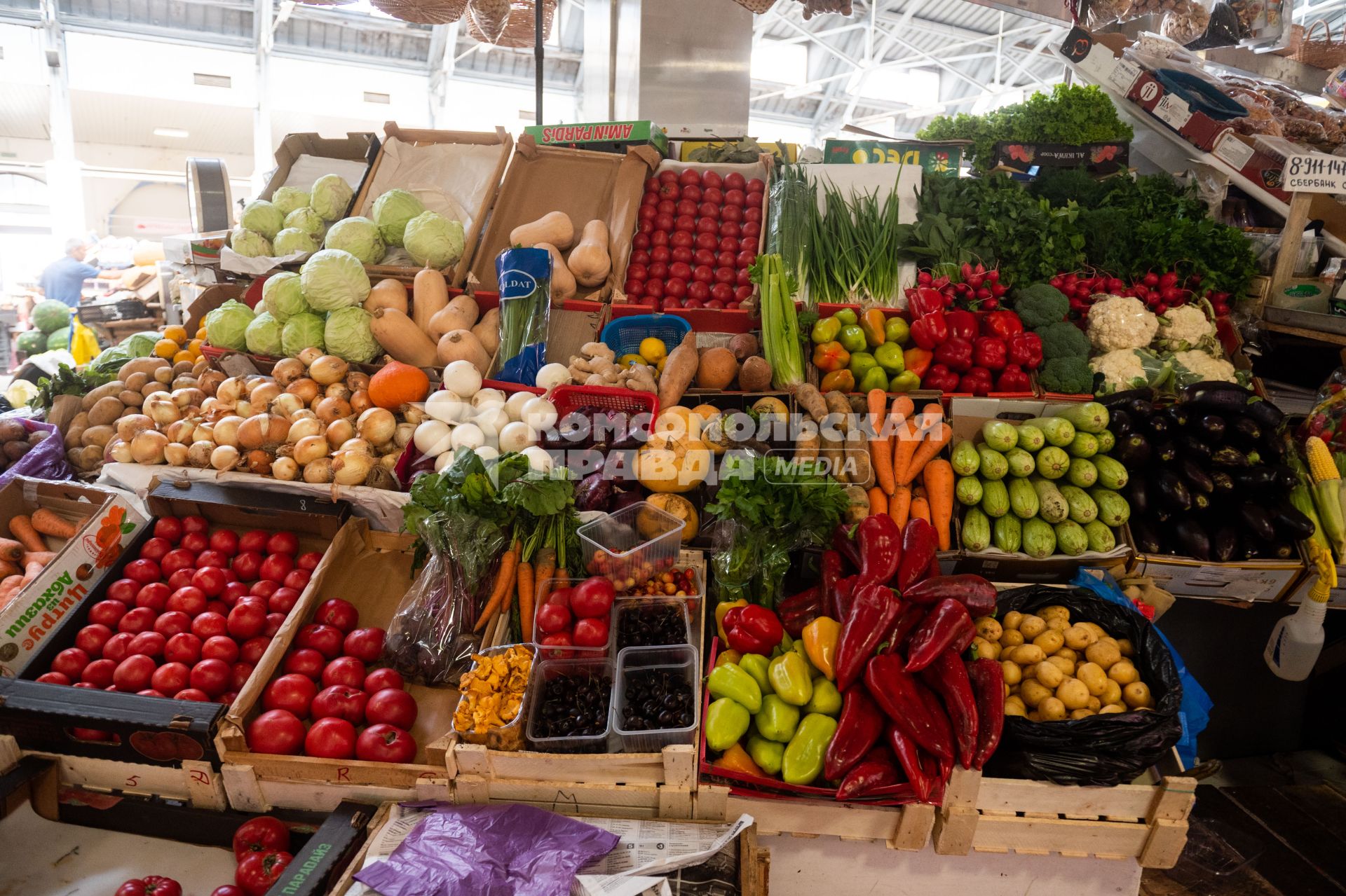 Санкт-Петербург. Продажа овощей на Кузнечном рынке.