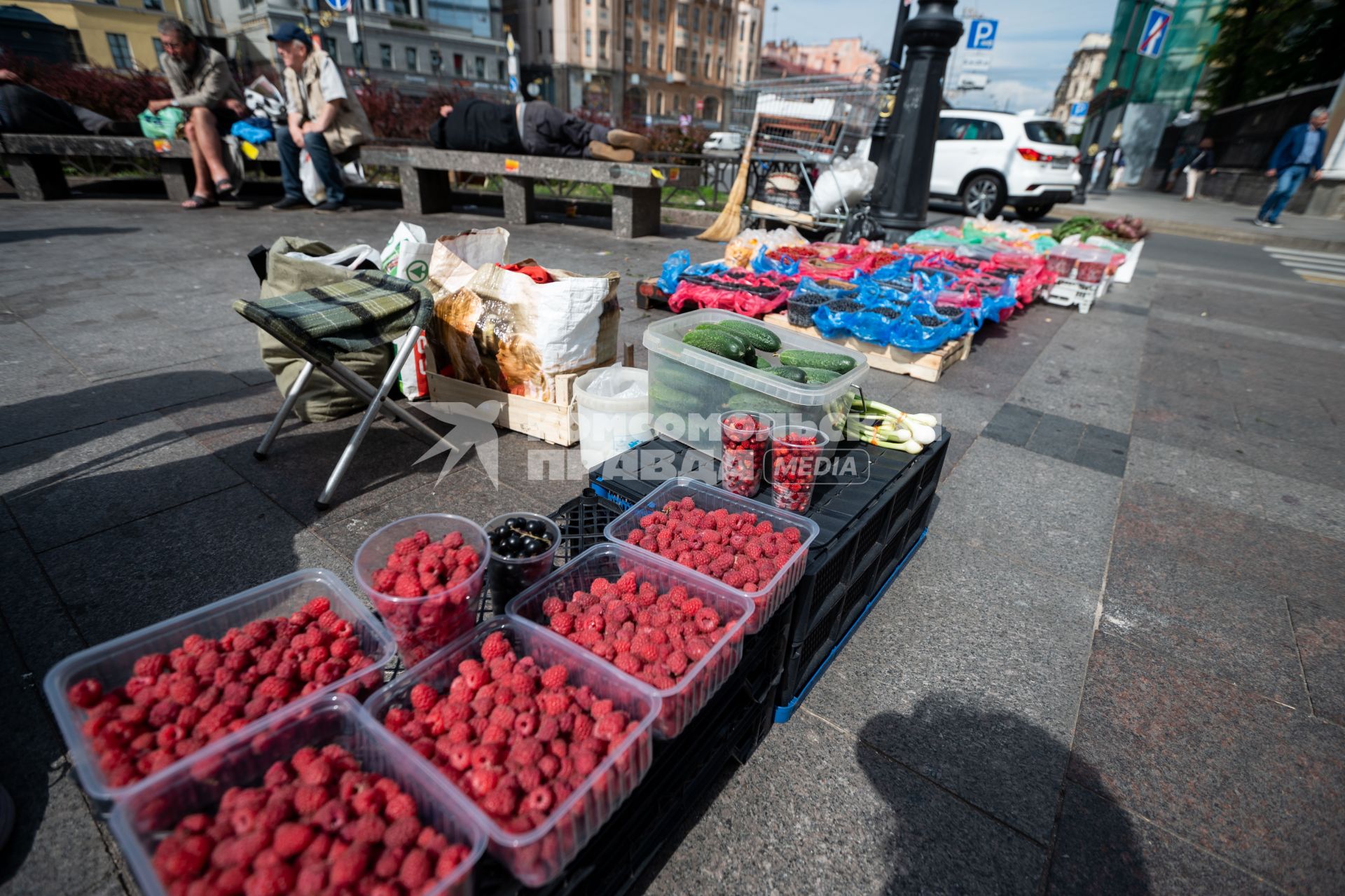 Санкт-Петербург. Продажа ягод на Кузнечном рынке.