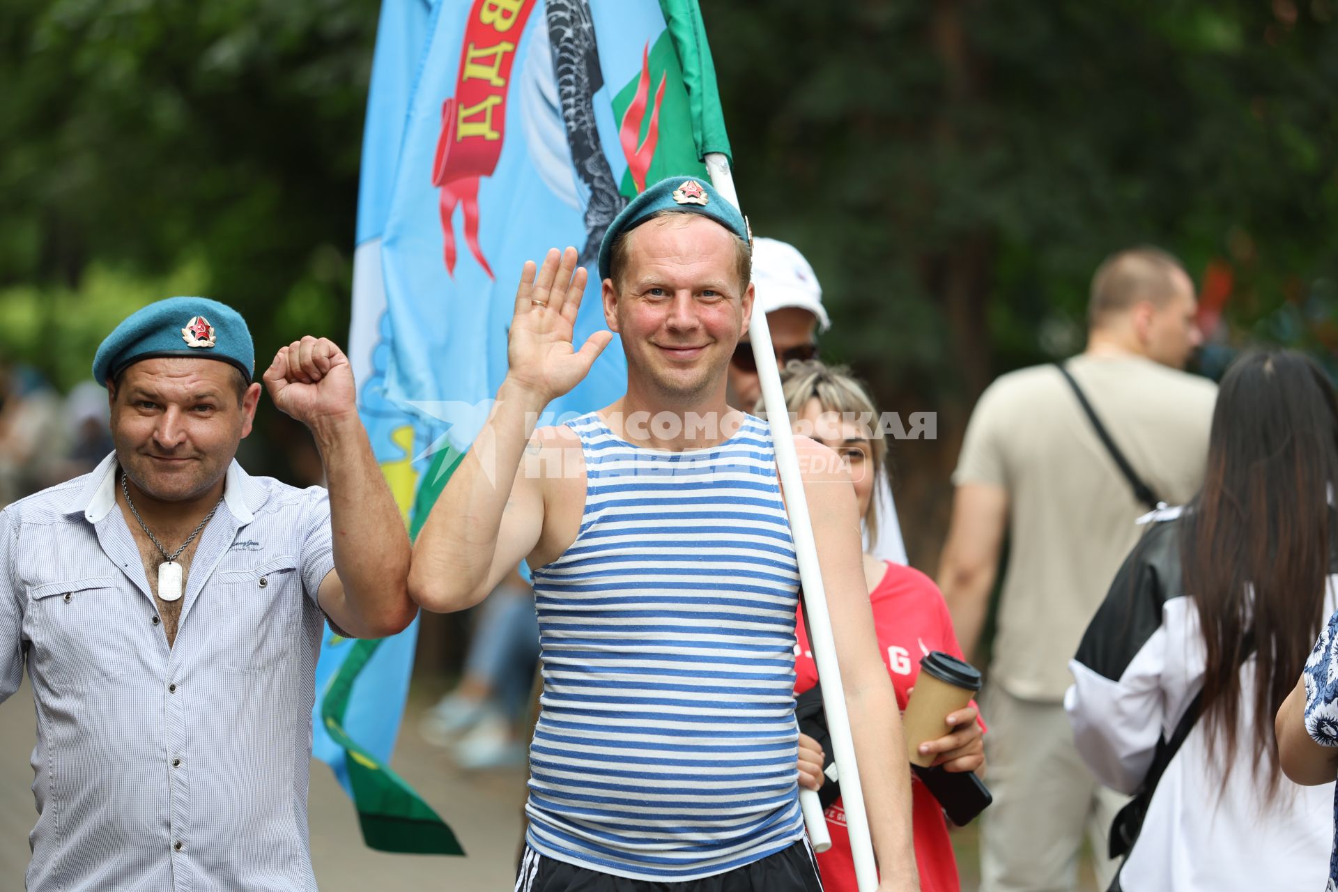 Красноярск. Десантники гуляют в День Воздушно-десантных войск России.