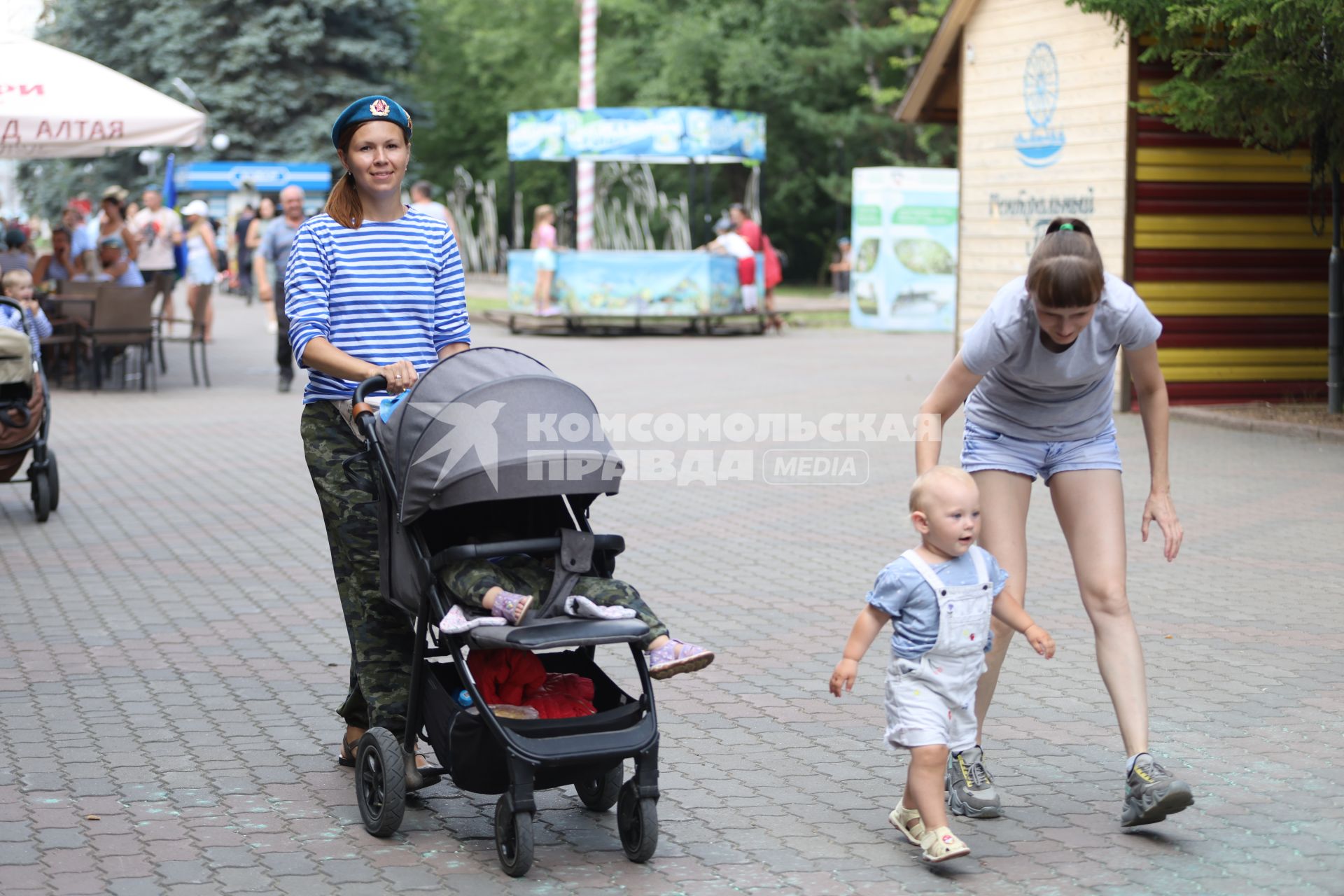 Красноярск. Женщина с детьми гуляют в День Воздушно-десантных войск России.