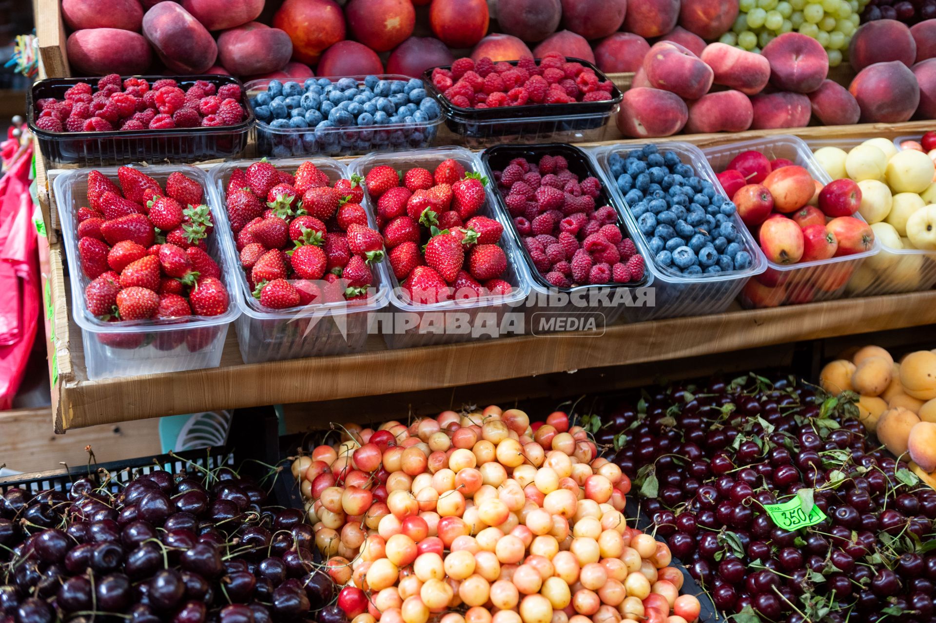 Санкт-Петербург. Торговля ягодами и фруктами на Сенном рынке.