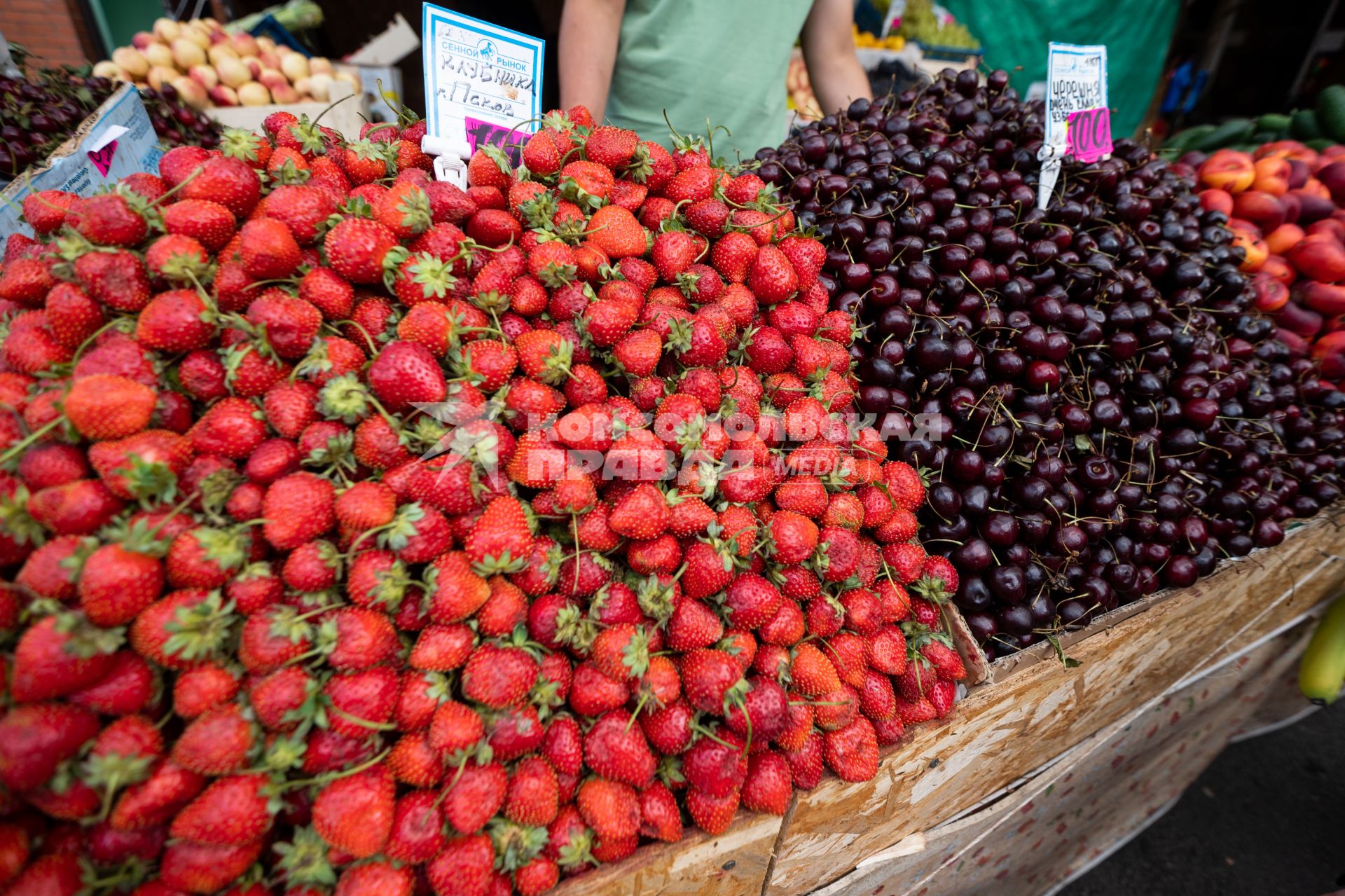 Санкт-Петербург. Торговля фруктами на Сенном рынке.