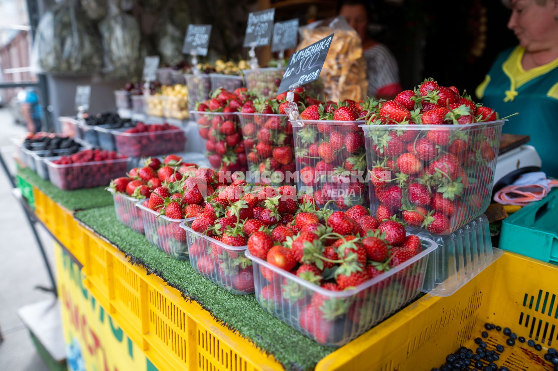 Санкт-Петербург. Продажа ягод на Сенном рынке.