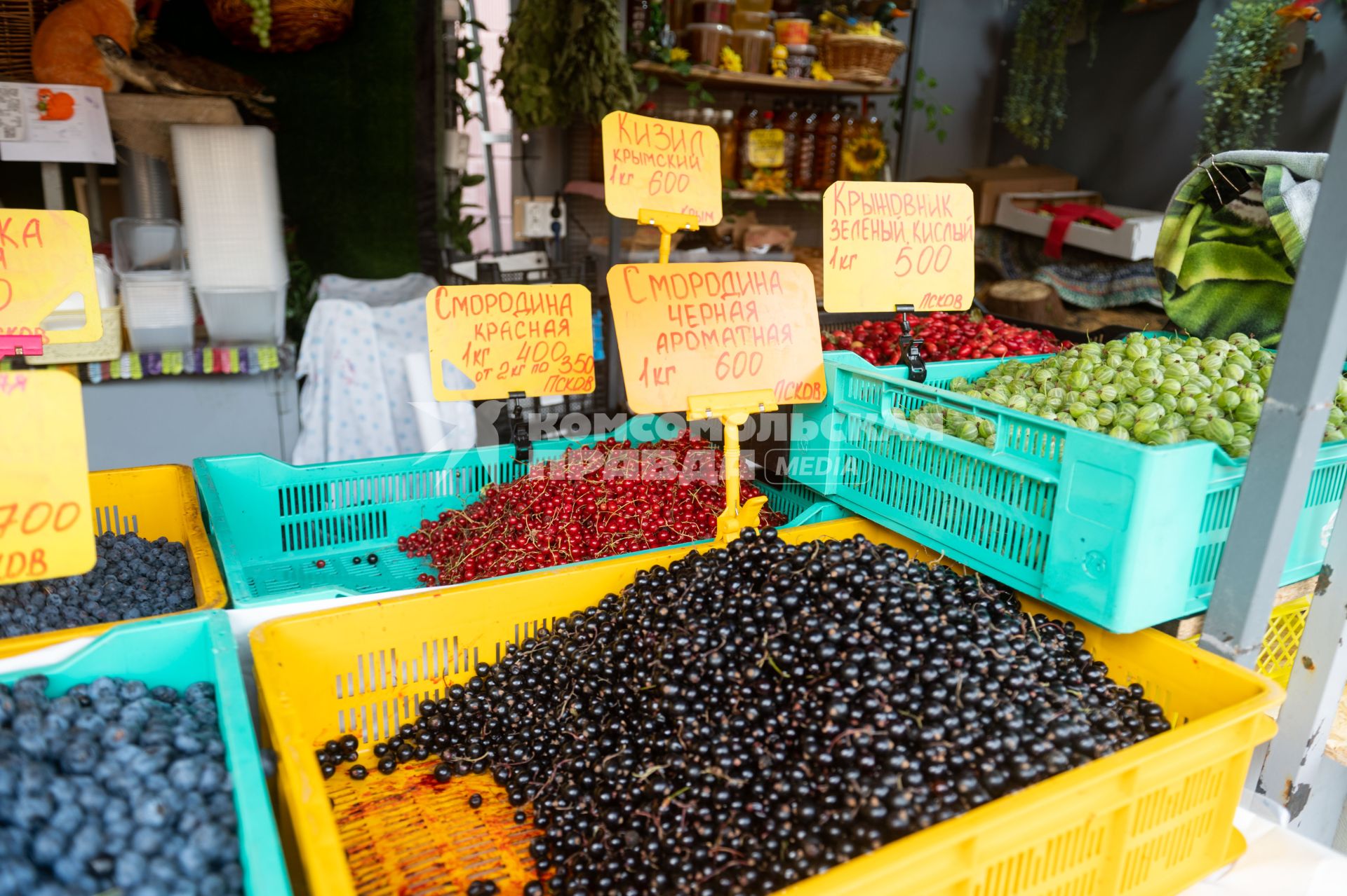 Санкт-Петербург. Торговля ягодами на Сенном рынке.