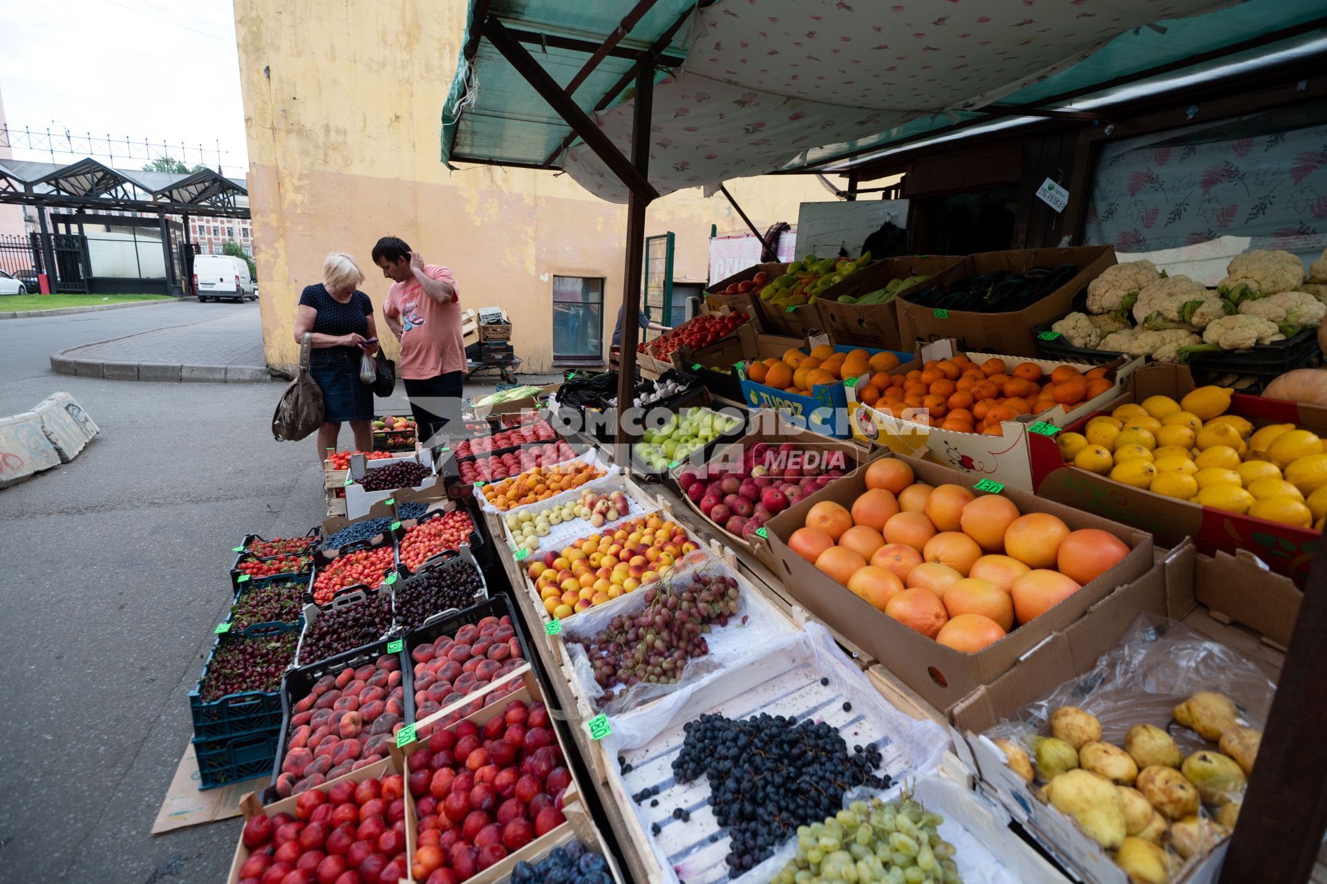 Санкт-Петербург. Торговля овощами и фруктами на Сенном рынке.