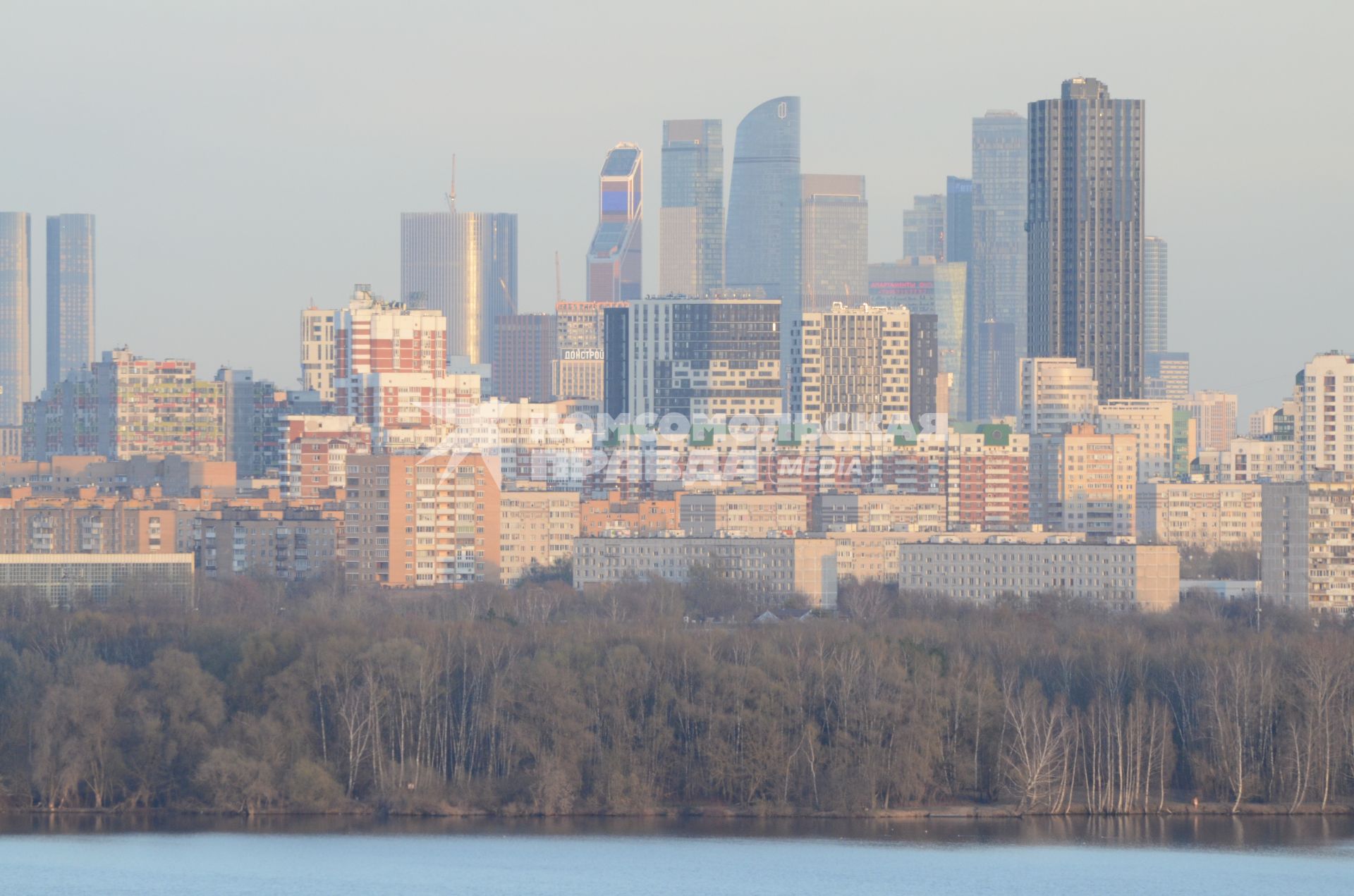 Москва. Вид на жилые дома и Московский международный деловой центр `Москва-Сити`.