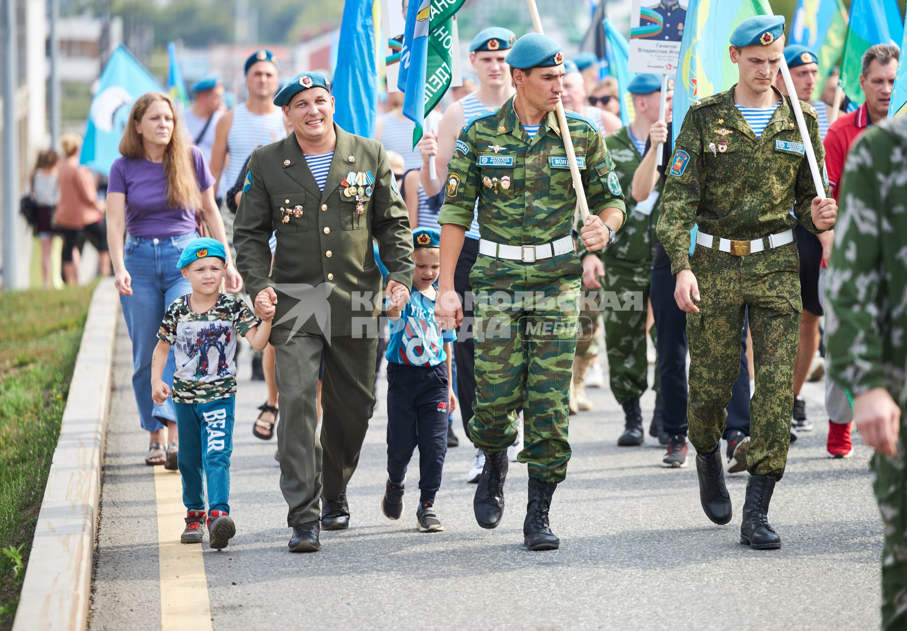 Пермь. Десантники гуляют в День Воздушно-десантных войск России.