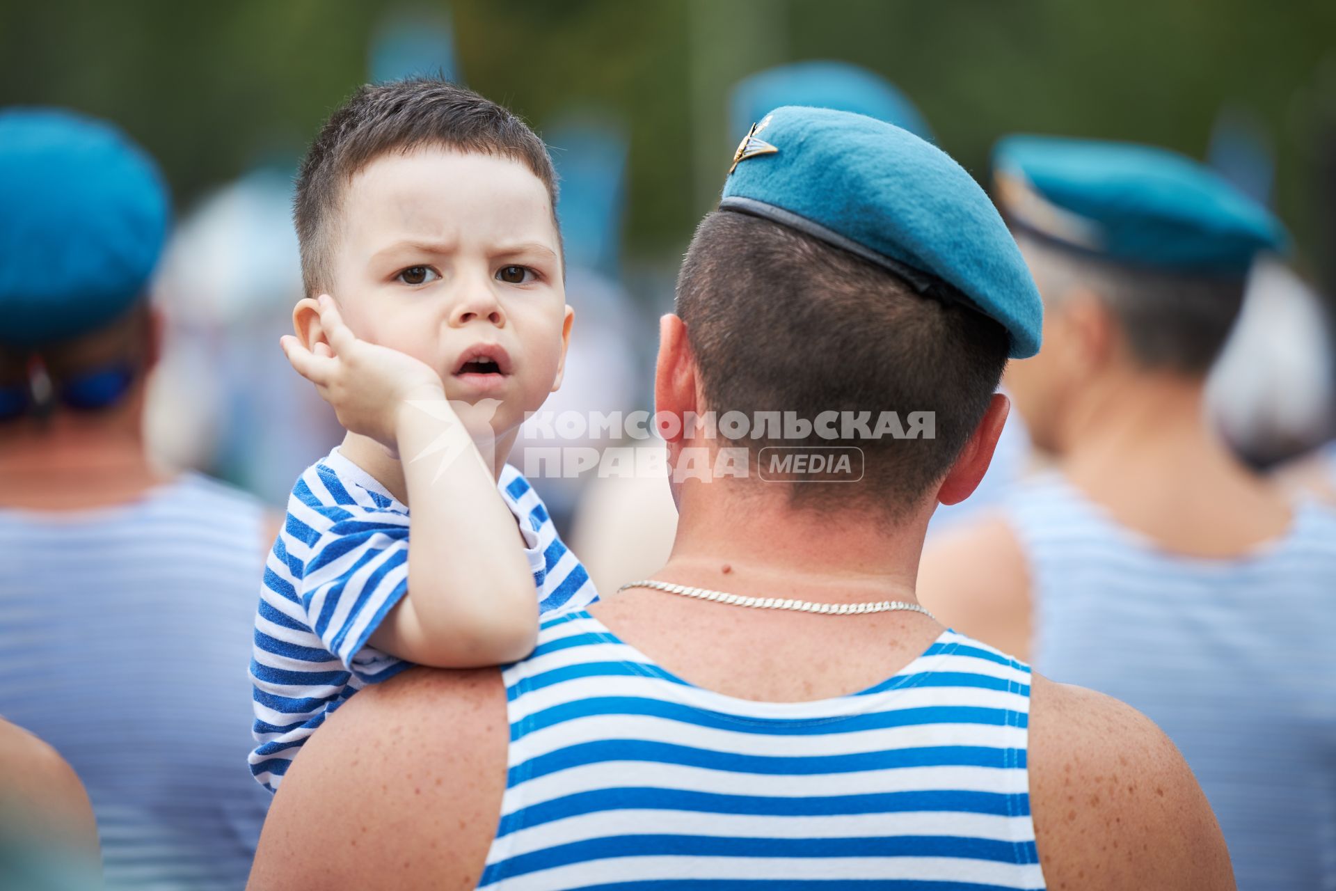 Пермь. Десантники гуляют в День Воздушно-десантных войск России.