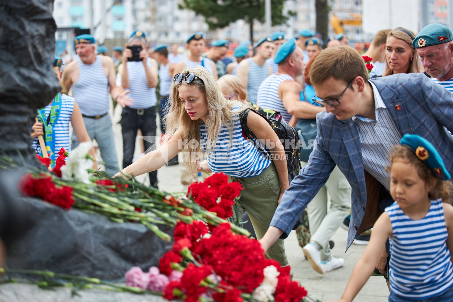 Пермь. Люди возлагают цветы к памятнику в День Воздушно-десантных войск России.