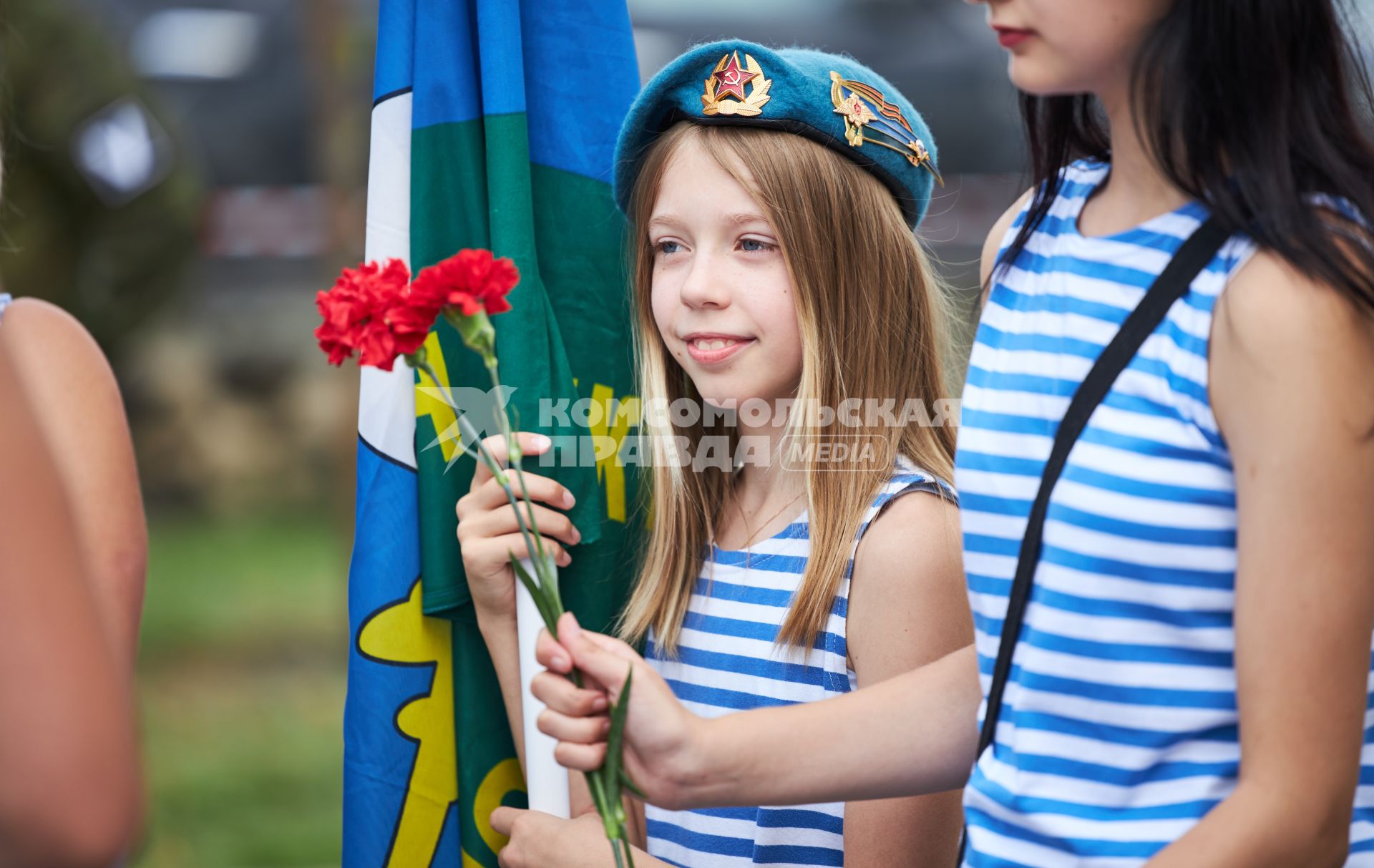 Пермь. Девочка в берете ВДВ гуляет в День Воздушно-десантных войск России.