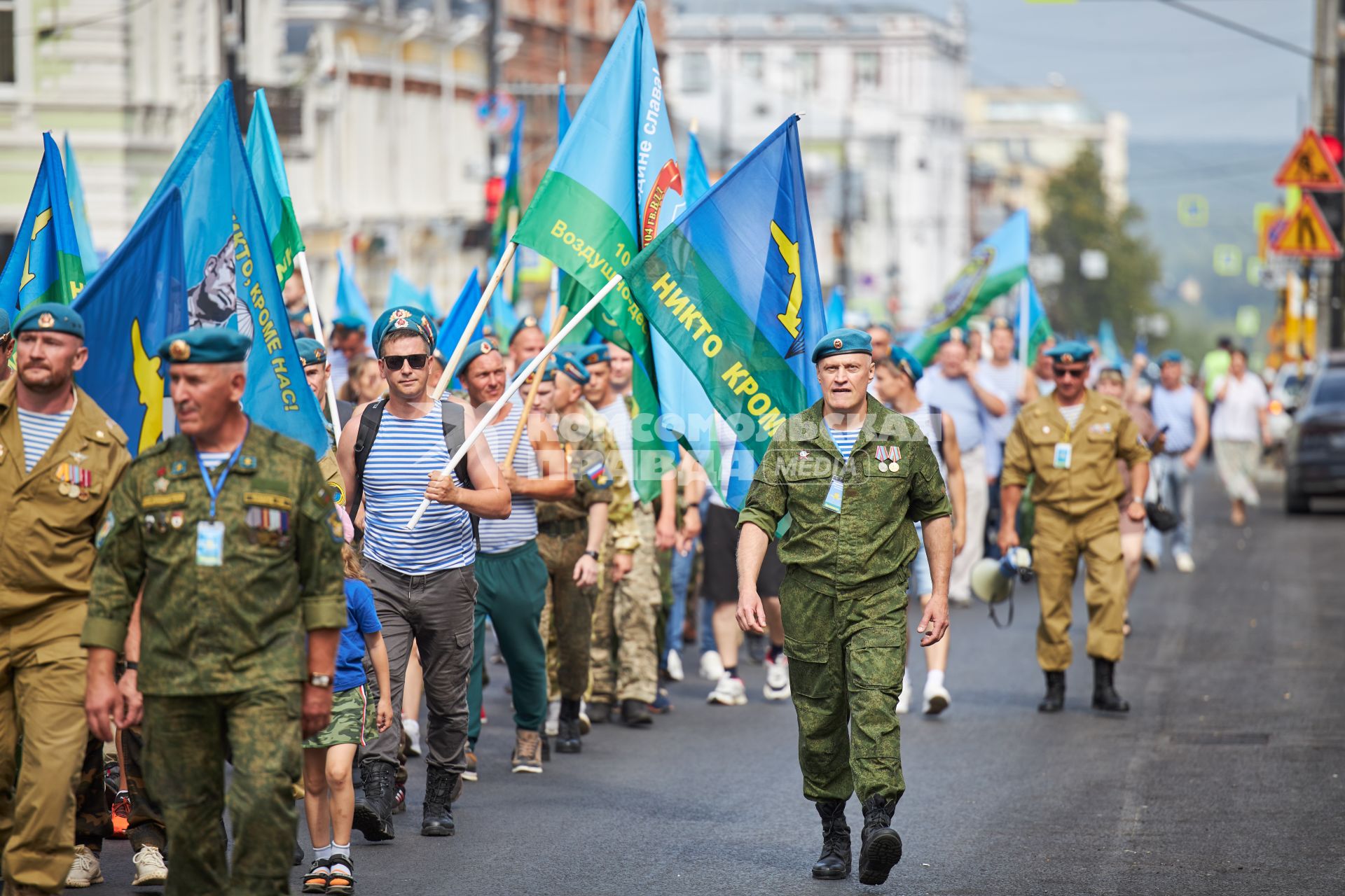 Пермь. Десантники гуляют в День Воздушно-десантных войск России.