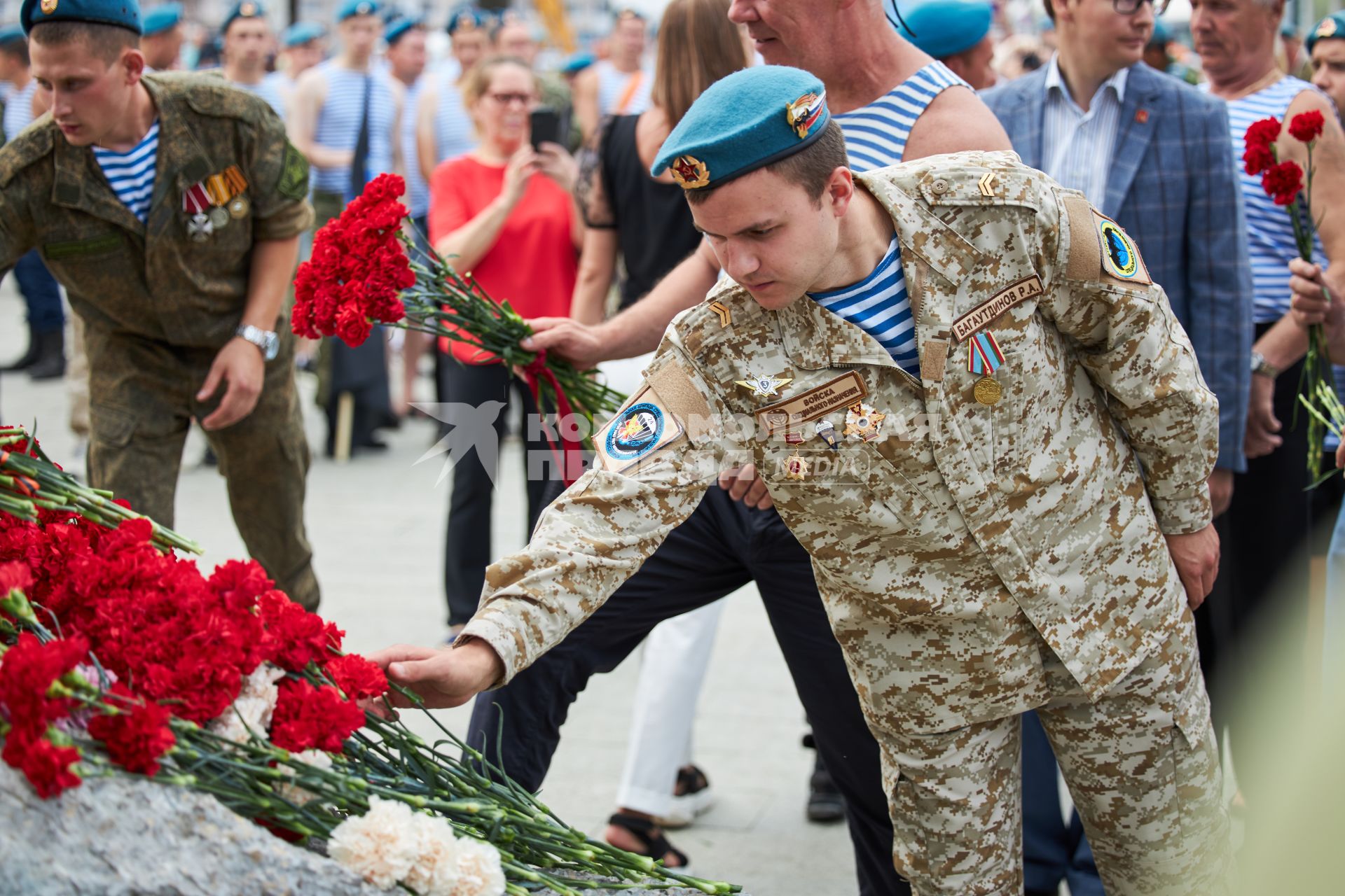 Пермь. Десантники возлагают цветы к памятнику в День Воздушно-десантных войск России.