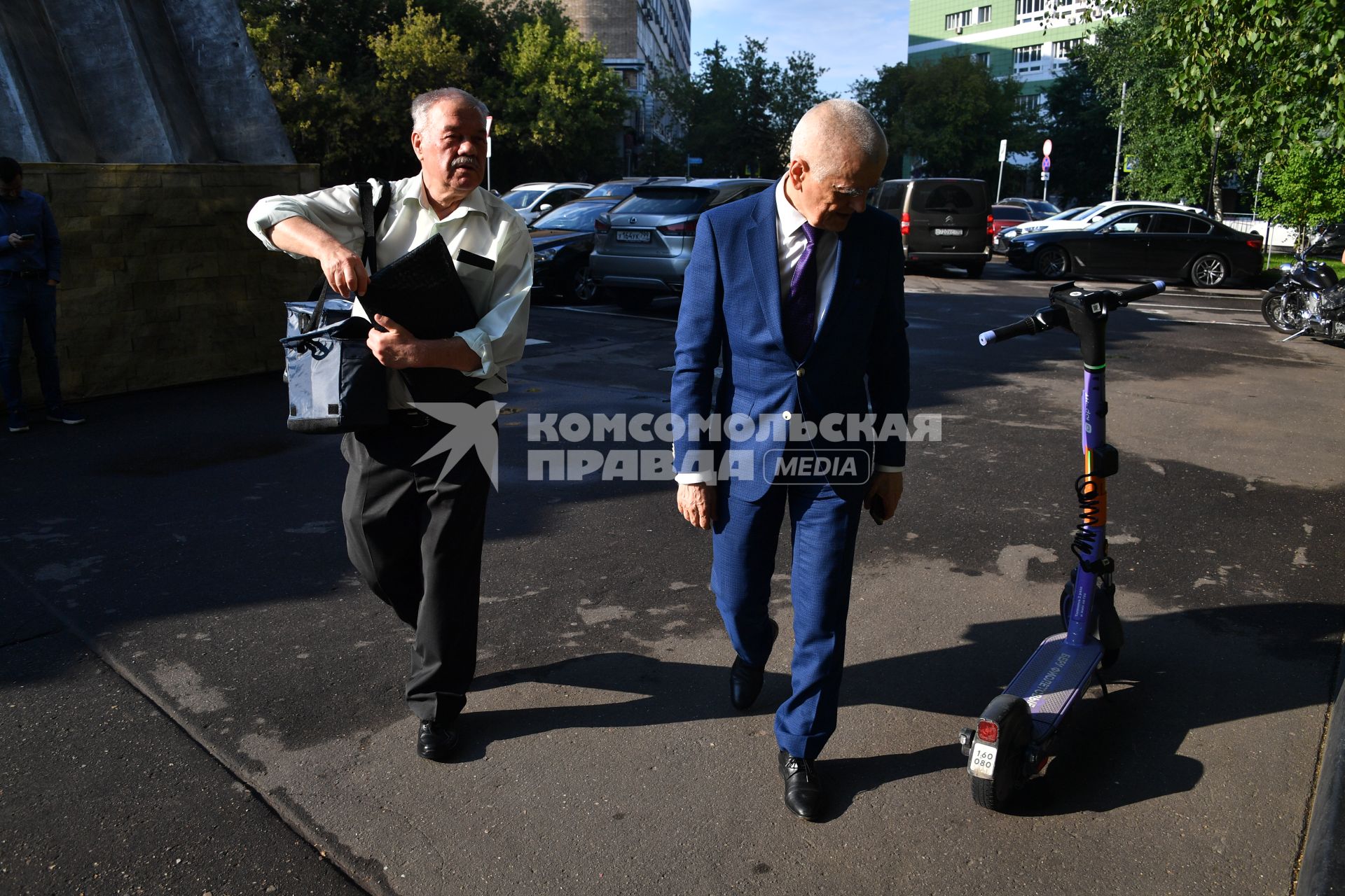 Москва. Корреспондент `Комсомольской правды` Александр Гамов и академик РАН, российский политик и врач-эпидемиолог Геннадий Онищенко (слева направо) у редакции `Комсомольской правды`.