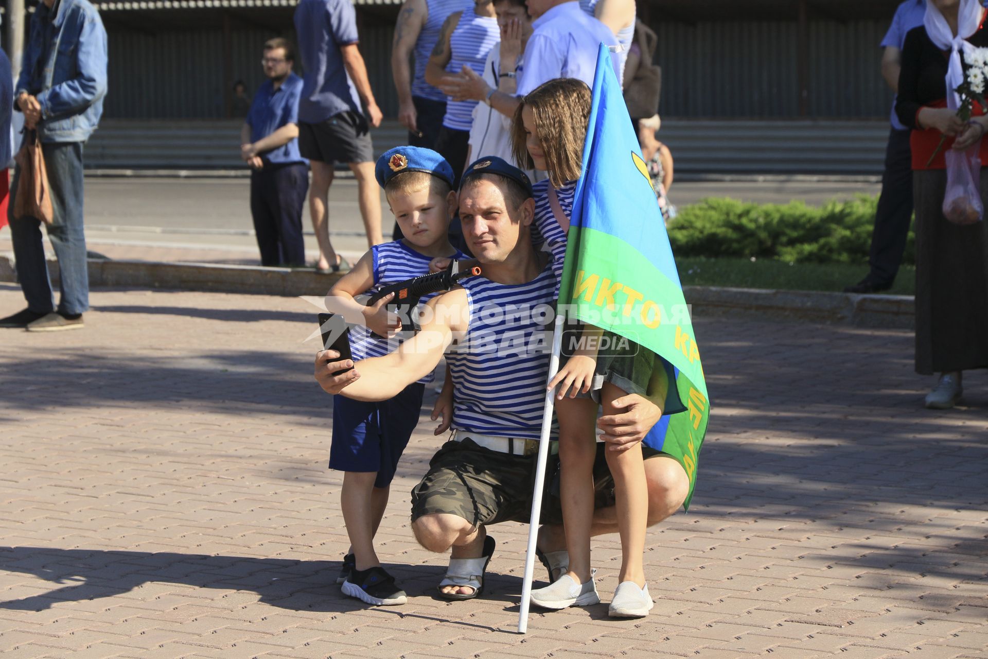 Барнаул. Десантник с детьми делают селфи в День Воздушно-десантных войск России.