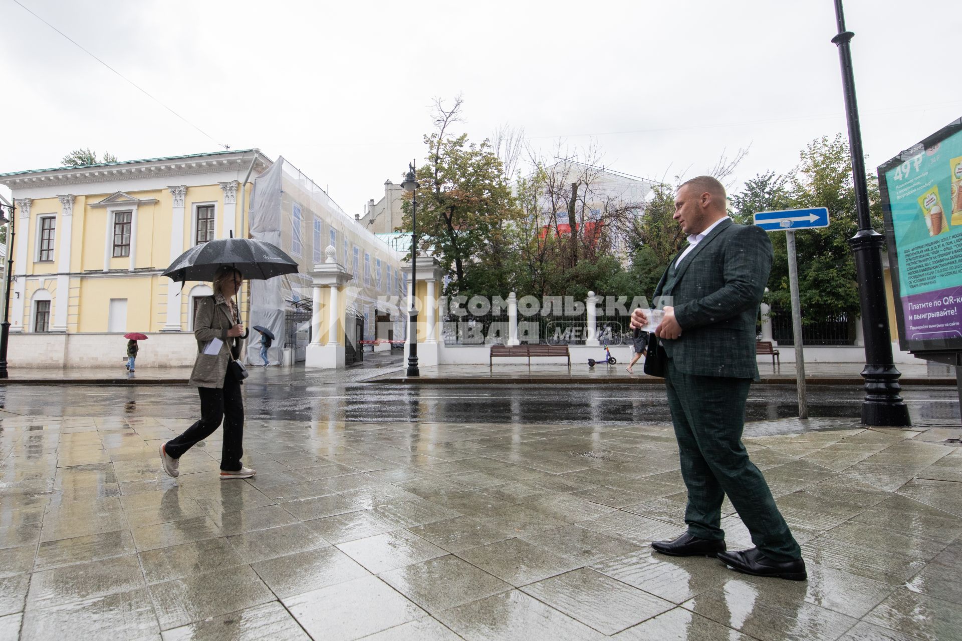 Москва. Промоутер Артем Турчин на одной из улиц города.