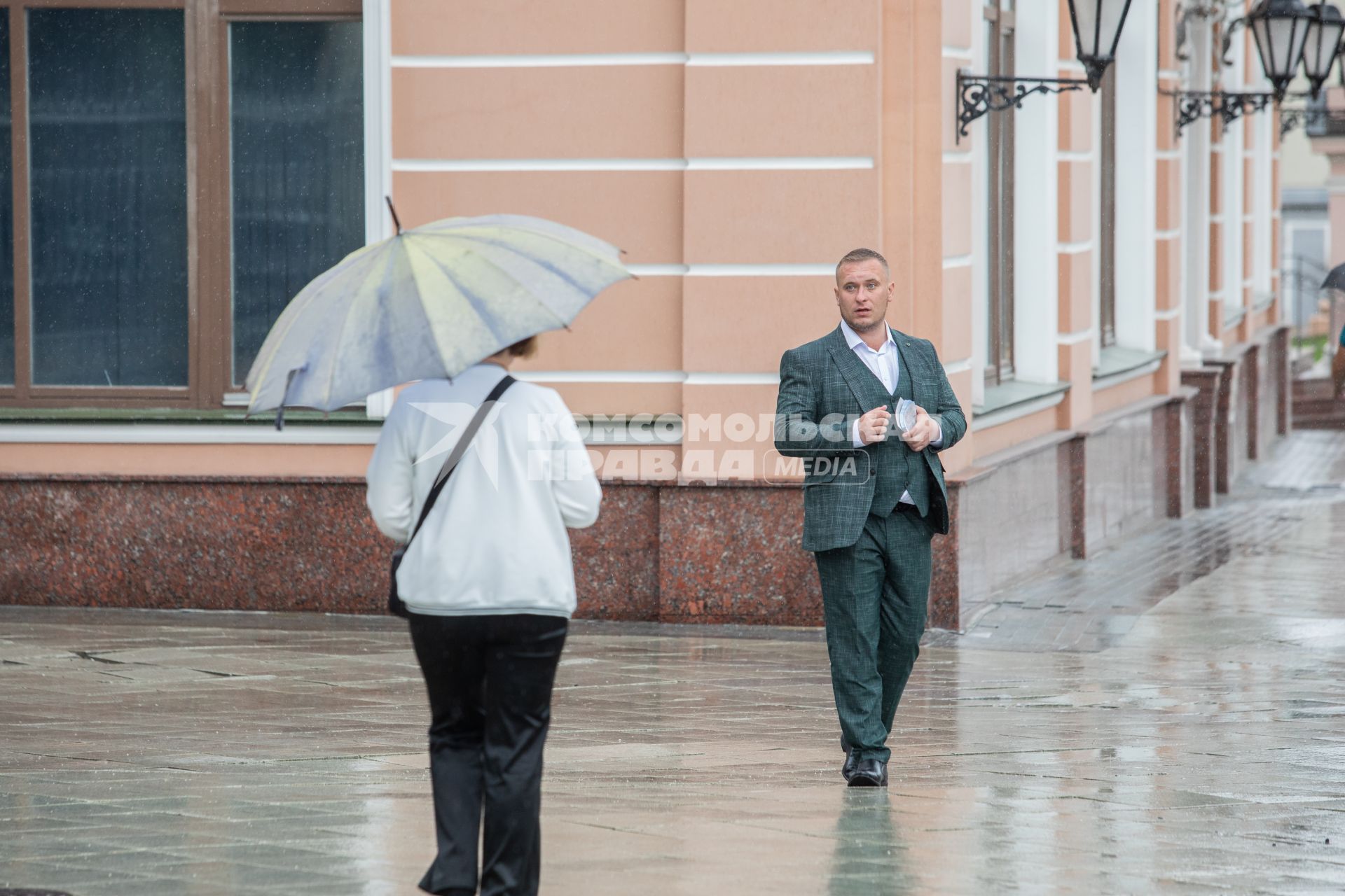 Москва. Промоутер Артем Турчин на одной из улиц города.