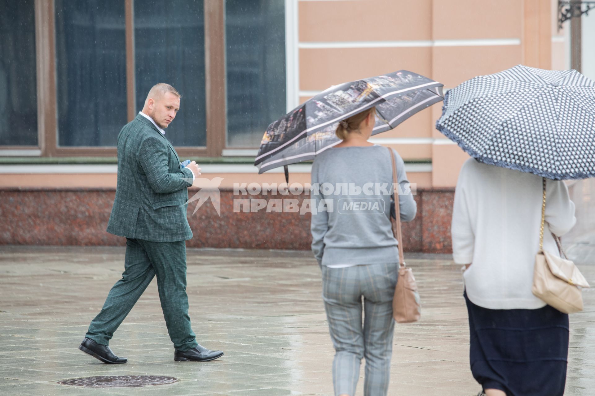 Москва. Промоутер Артем Турчин (слева) на одной из улиц города.