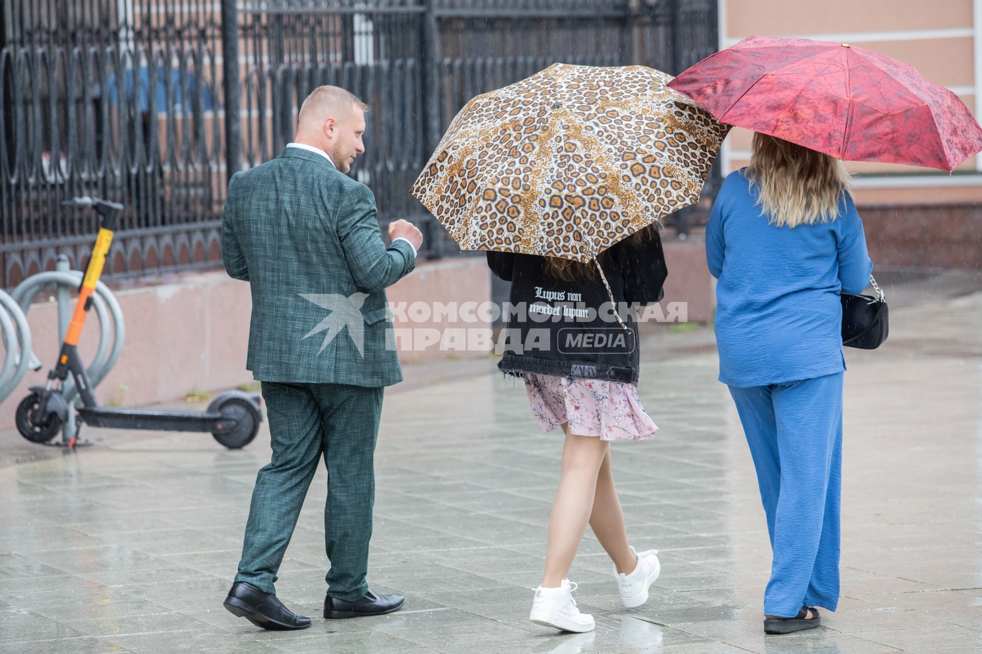 Москва. Промоутер Артем Турчин (слева) на одной из улиц города.