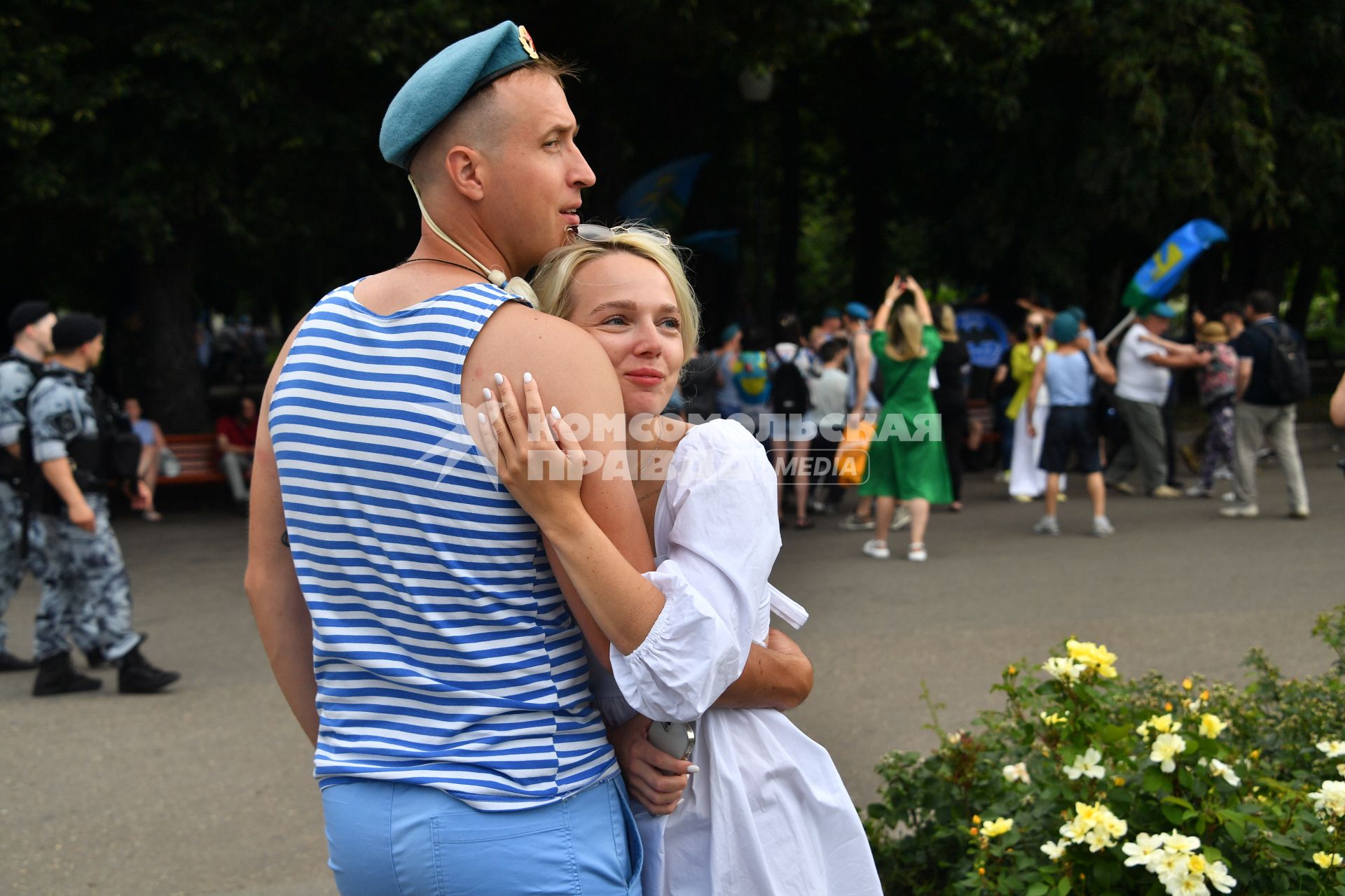 Москва. Десантник с девушкой в Парке Горького в День Воздушно-десантных войск России.