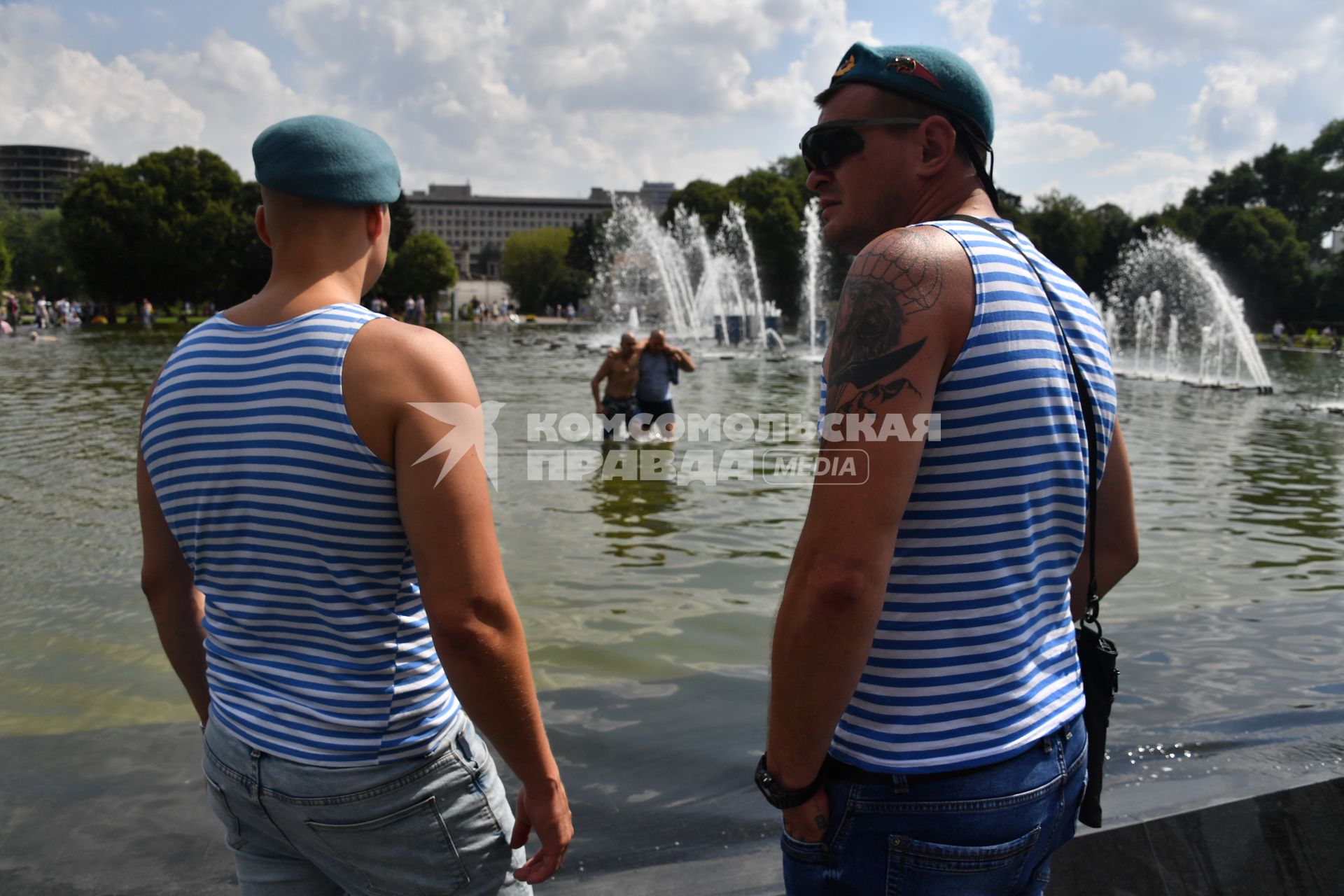 Москва. Десантники купаются в фонтане в Парке Горького в День Воздушно-десантных войск России.