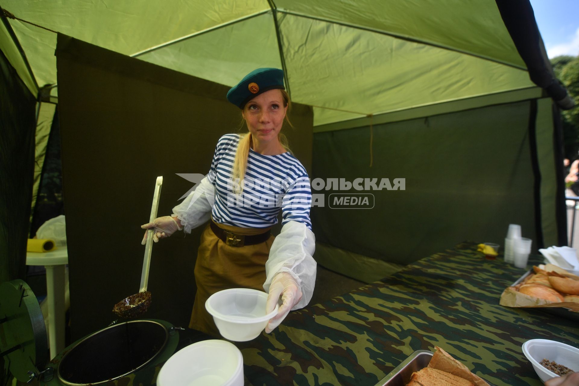 Москва. Полевая кухня в Парке Горького в День Воздушно-десантных войск России.