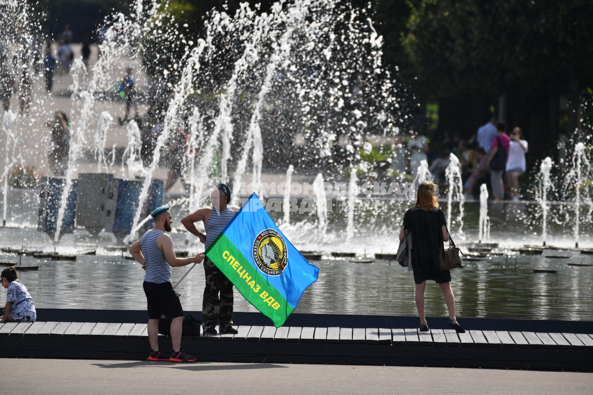 Москва. Десантники с флагом у фонтана в Парке Горького в День Воздушно-десантных войск России.