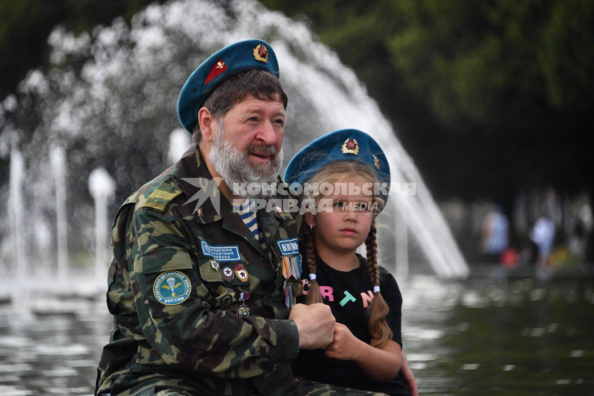 Москва. Десантник с ребенком у фонтана в Парке Горького в День Воздушно-десантных войск России.