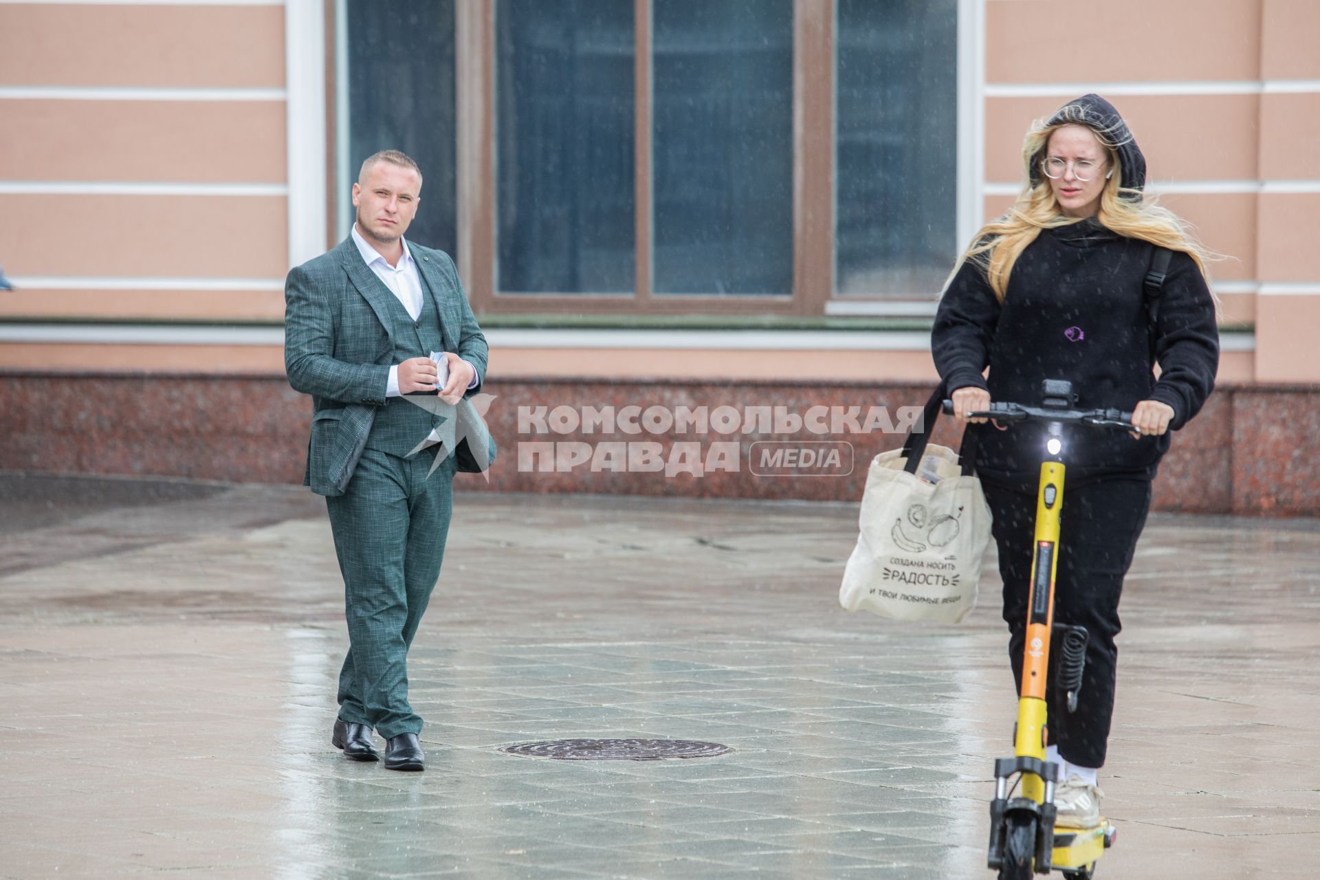 Москва. Промоутер Артем Турчин (слева) на одной из улиц города.