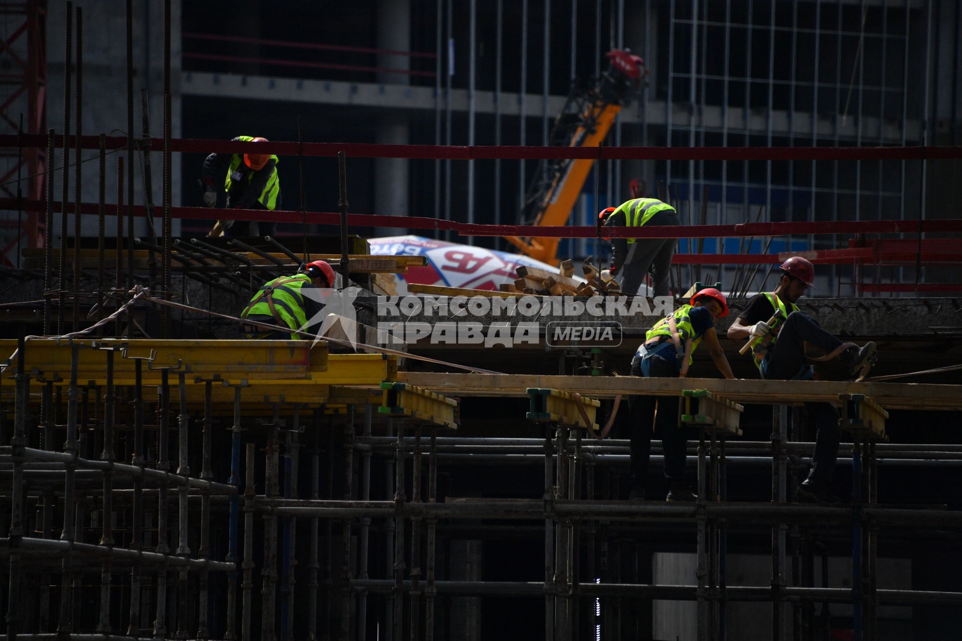 Москва. Рабочие на строительной площадке спортивного комплекса `Олимпийский`.