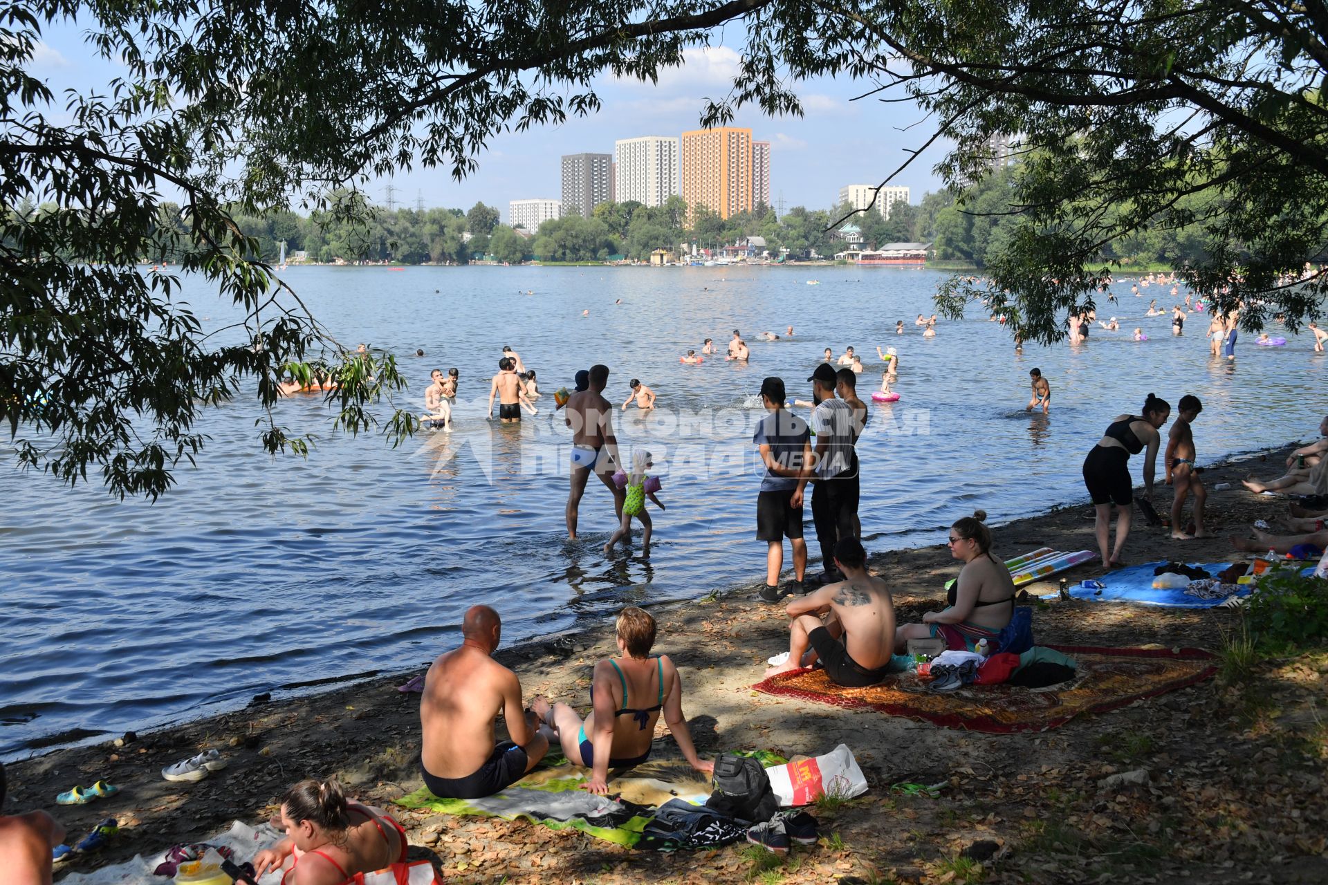 Москва. Горожане купаются в озере Белое в районе Косино-Ухтомское.