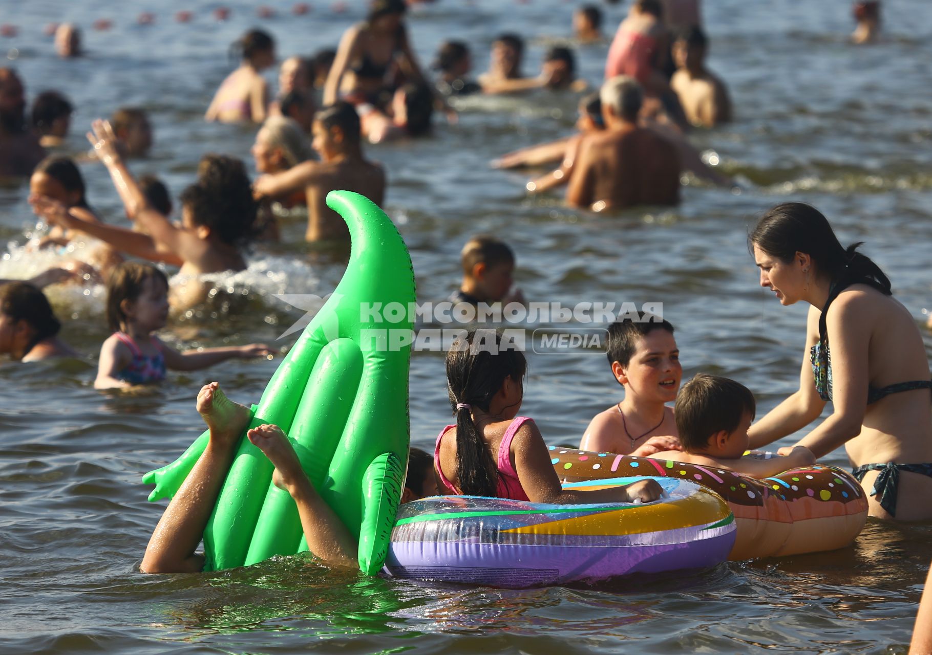 Москва. Горожане во время отдыха на пляже `Динамо`.