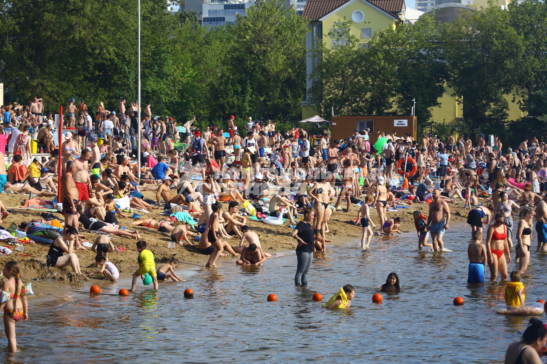 Москва. Отдыхающие на пляже `Динамо` на Химкинском водохранилище.