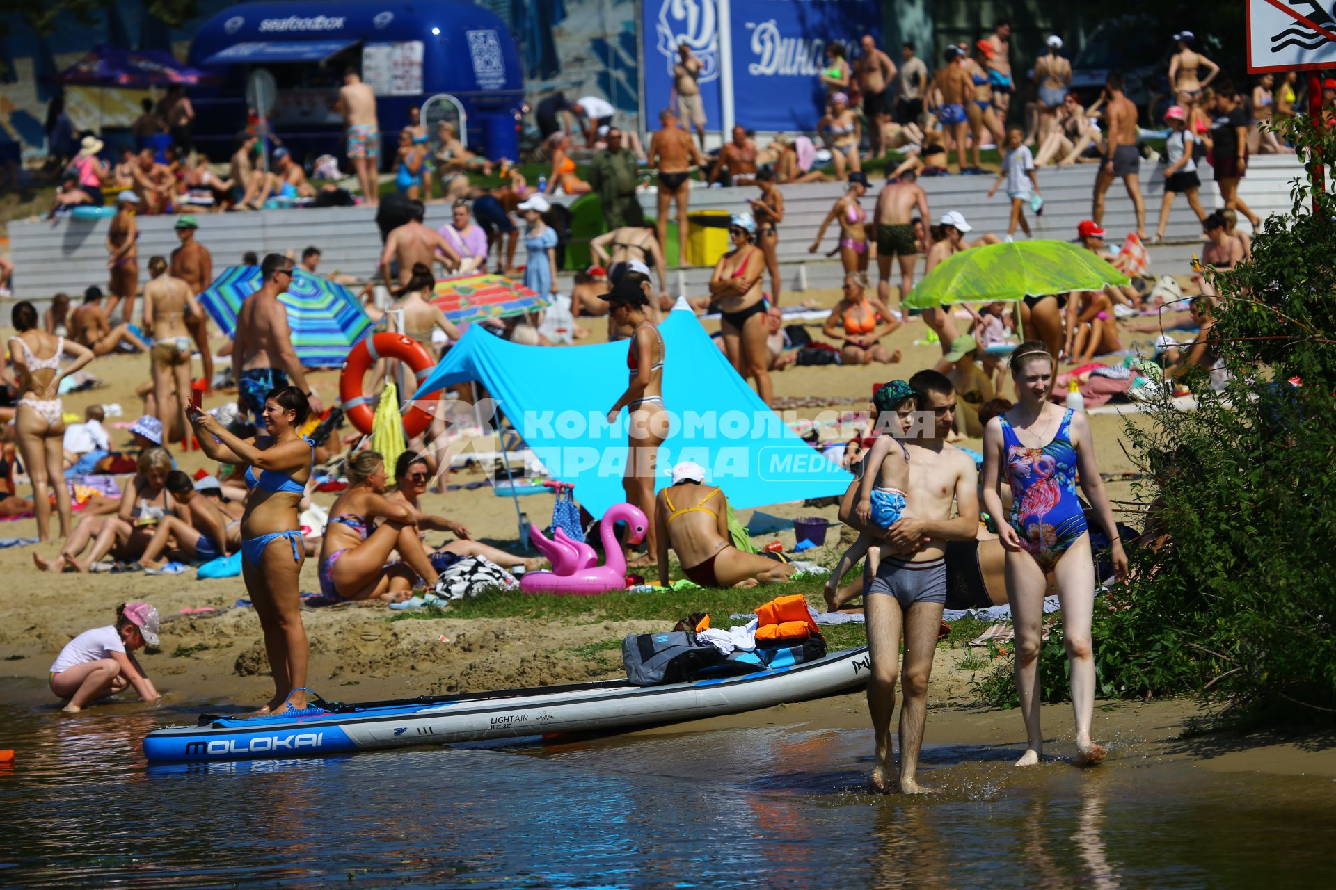 Москва. Отдыхающие на пляже `Динамо` на Химкинском водохранилище.