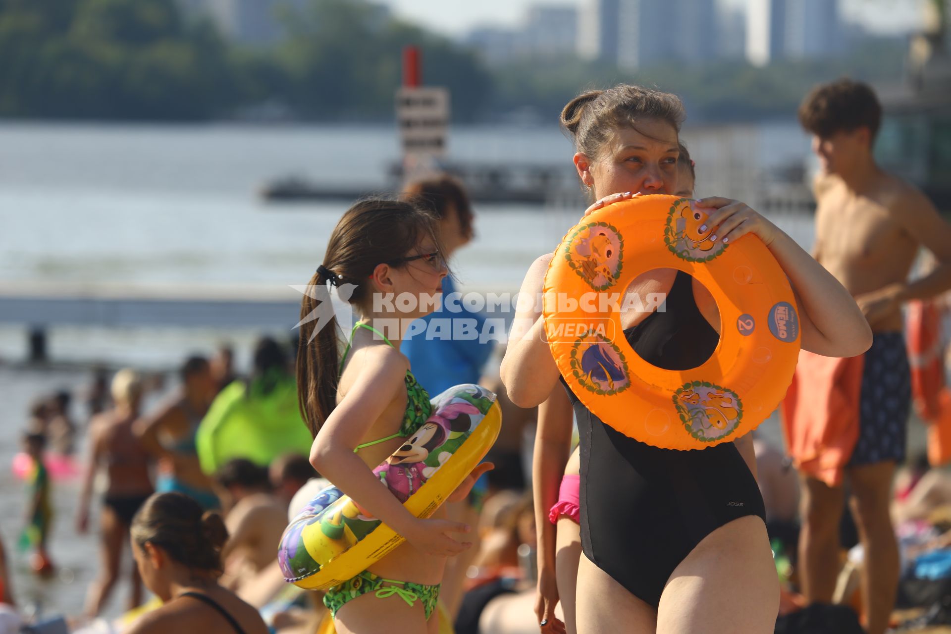 Москва. Горожане во время отдыха на пляже `Динамо`.