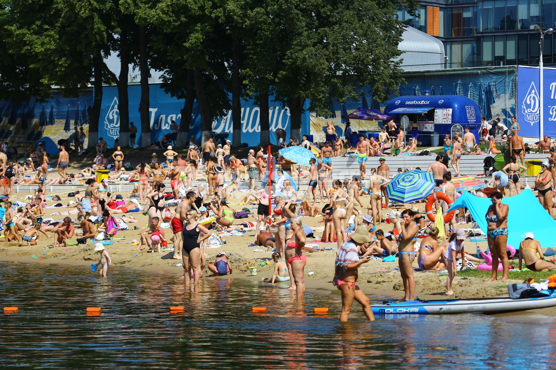 Москва. Отдыхающие на пляже `Динамо` на Химкинском водохранилище.