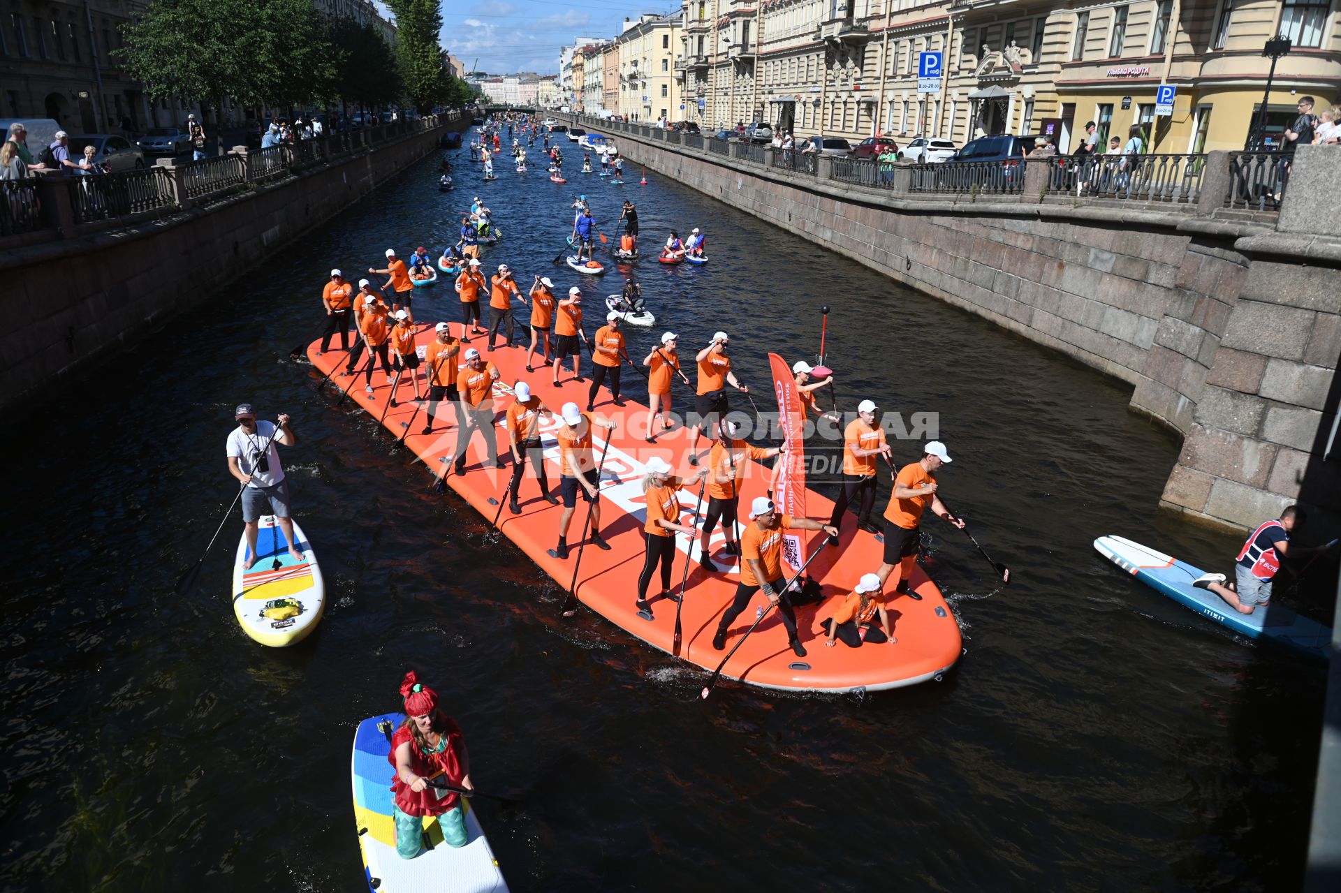 Санкт-Петербург. Самый большой в мире сапборд от петербургской команды `Энергия+` на реке Фонтанке во время фестиваля `Фонтанка SUP`.