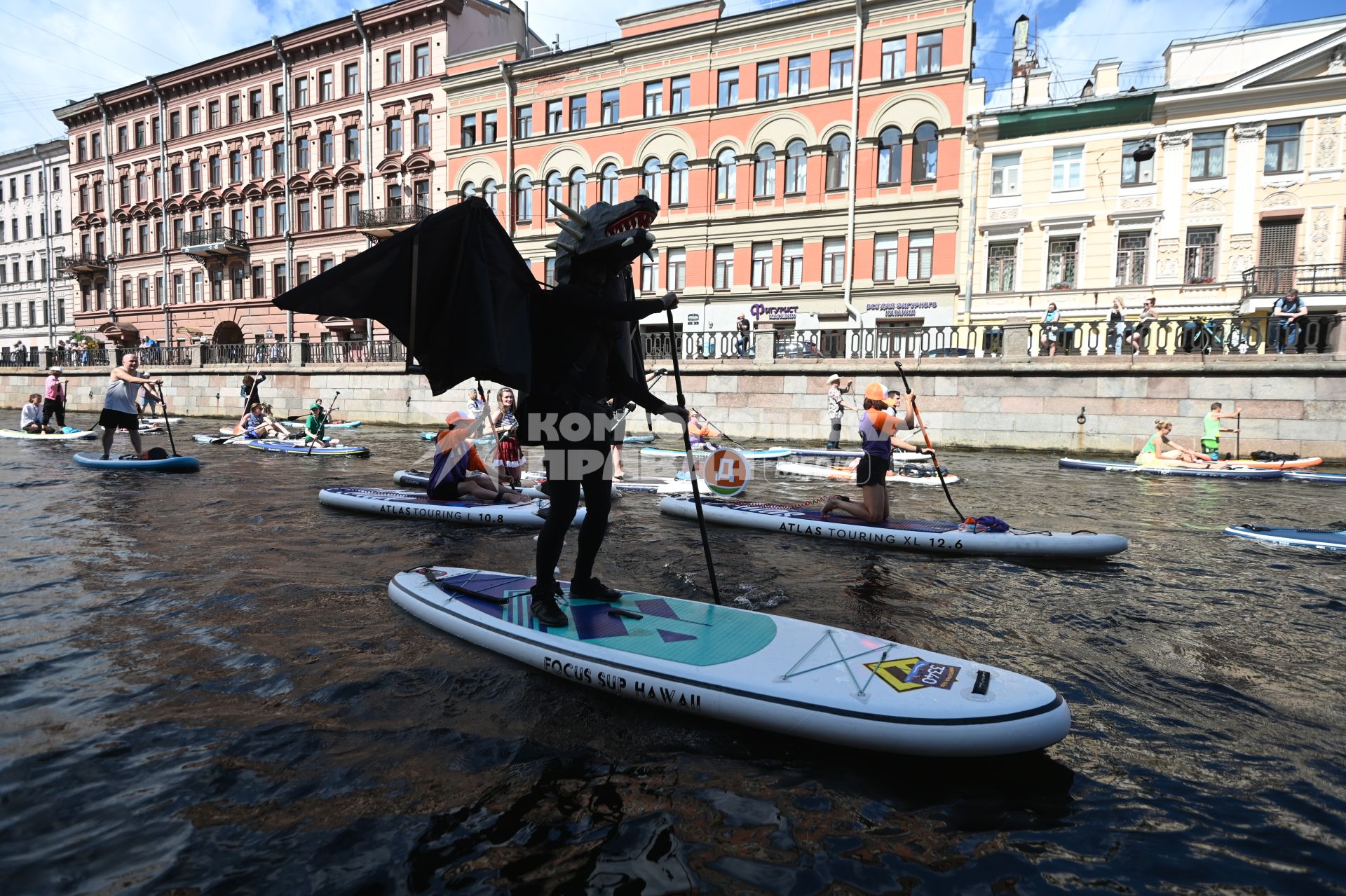 Санкт-Петербург. Участники фестиваля `Фонтанка SUP` во время сплава на сапборде.