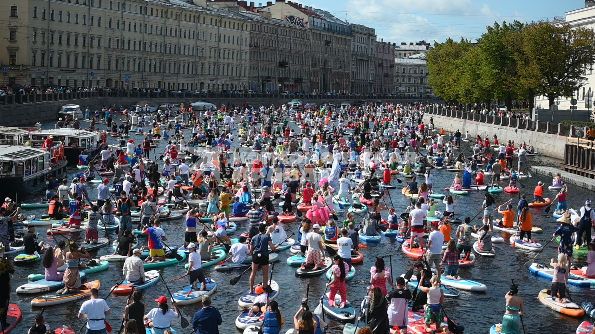 Санкт-Петербург. Участники фестиваля `Фонтанка SUP` во время сплава на сапборде.