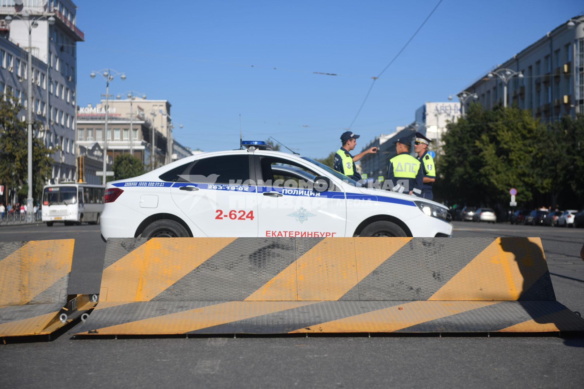 Екатеринбург. Сотрудники ГИБДД перекрыли дорогу на проспекте Ленина из-за празднования дня строителя