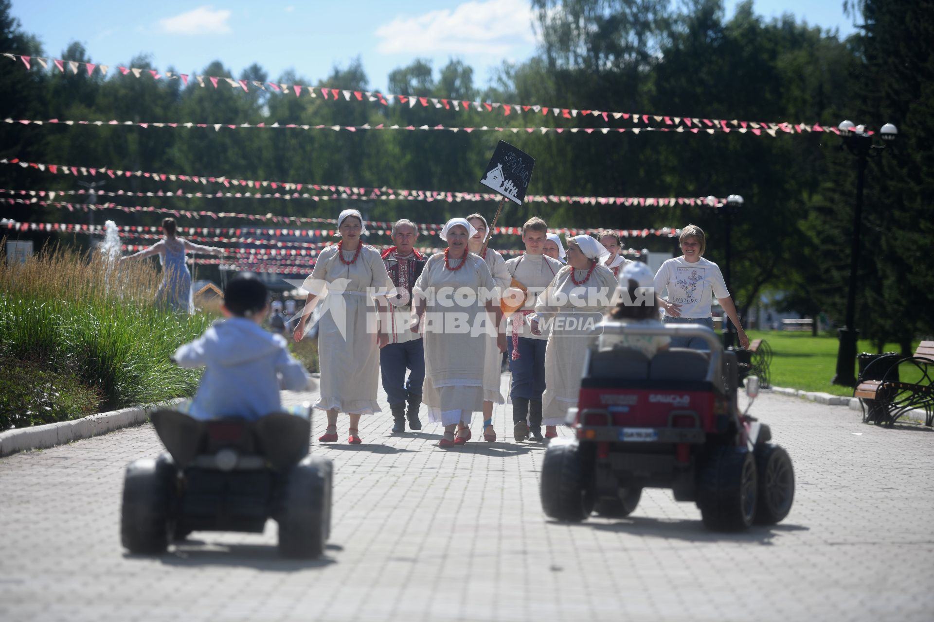 Екатеринбург. Участники фестиваля театров \'Лица улиц\' перед шествием по парку Маяковского