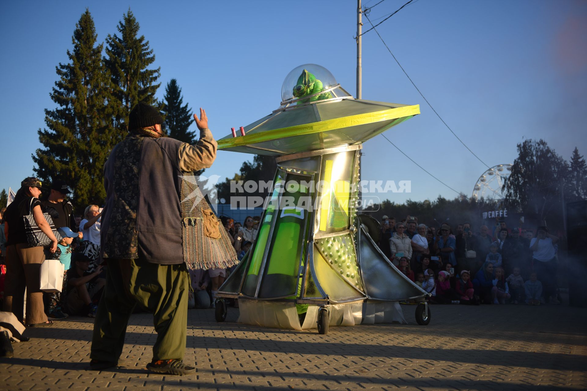 Екатеринбург. Участники фестиваля театров \'Лица улиц\', Курганский кукольный театр во время спектакля о гуманоиде Алешеньке, в парке Маяковского