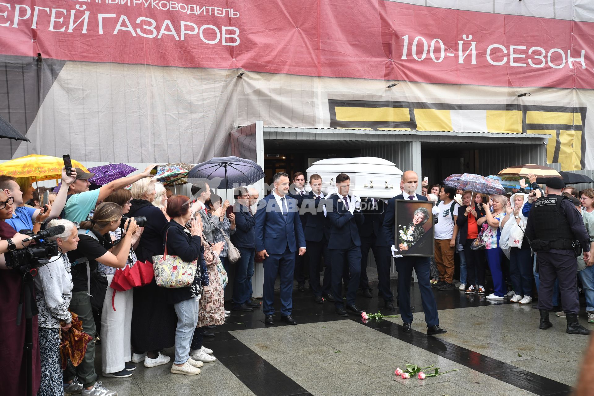 Москва.  Прощание с актрисой Верой Васильевой в Академическом театре сатиры.