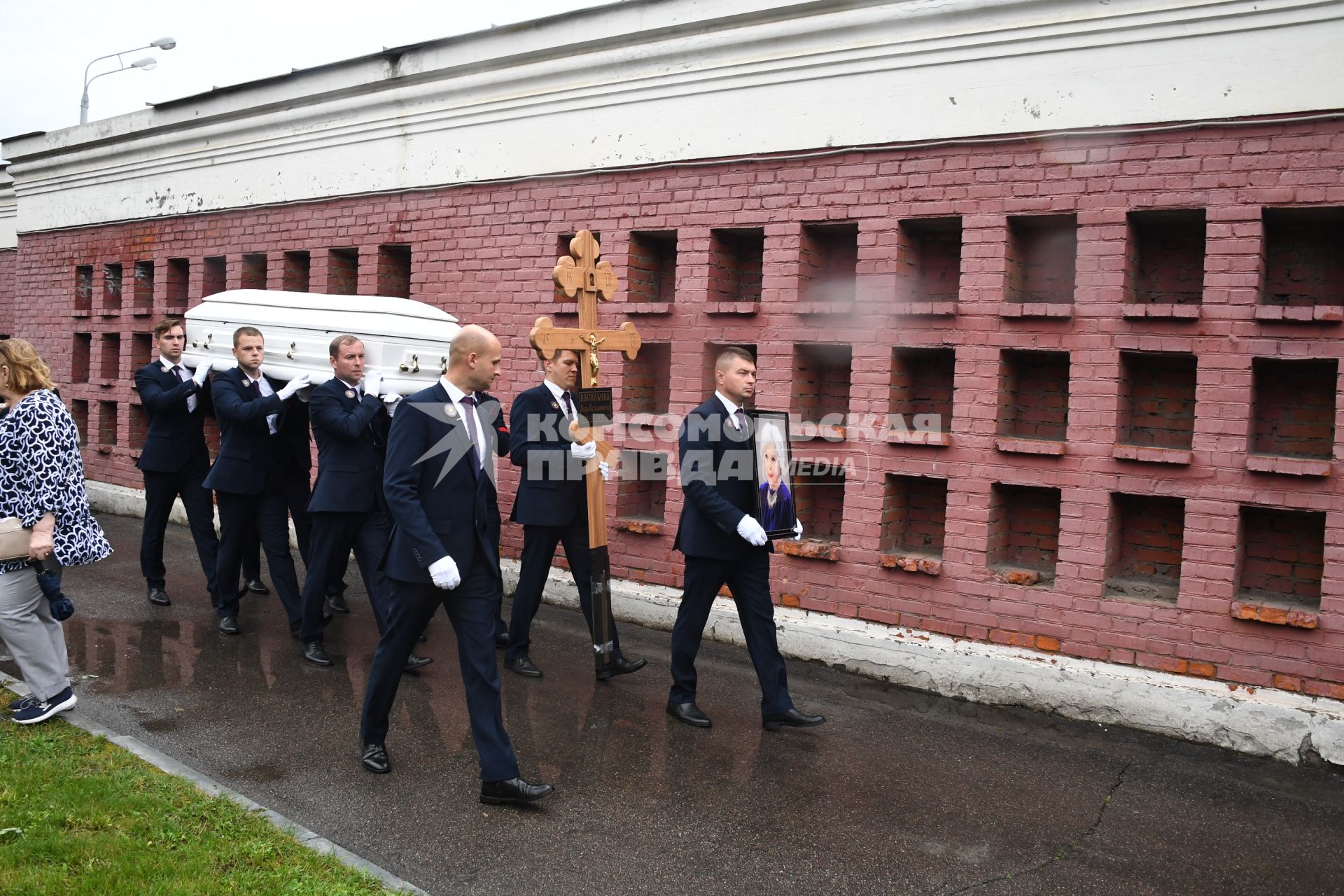 Москва. Гроб с телом актрисы Веры Васильевой на Новодевичьем кладбище.