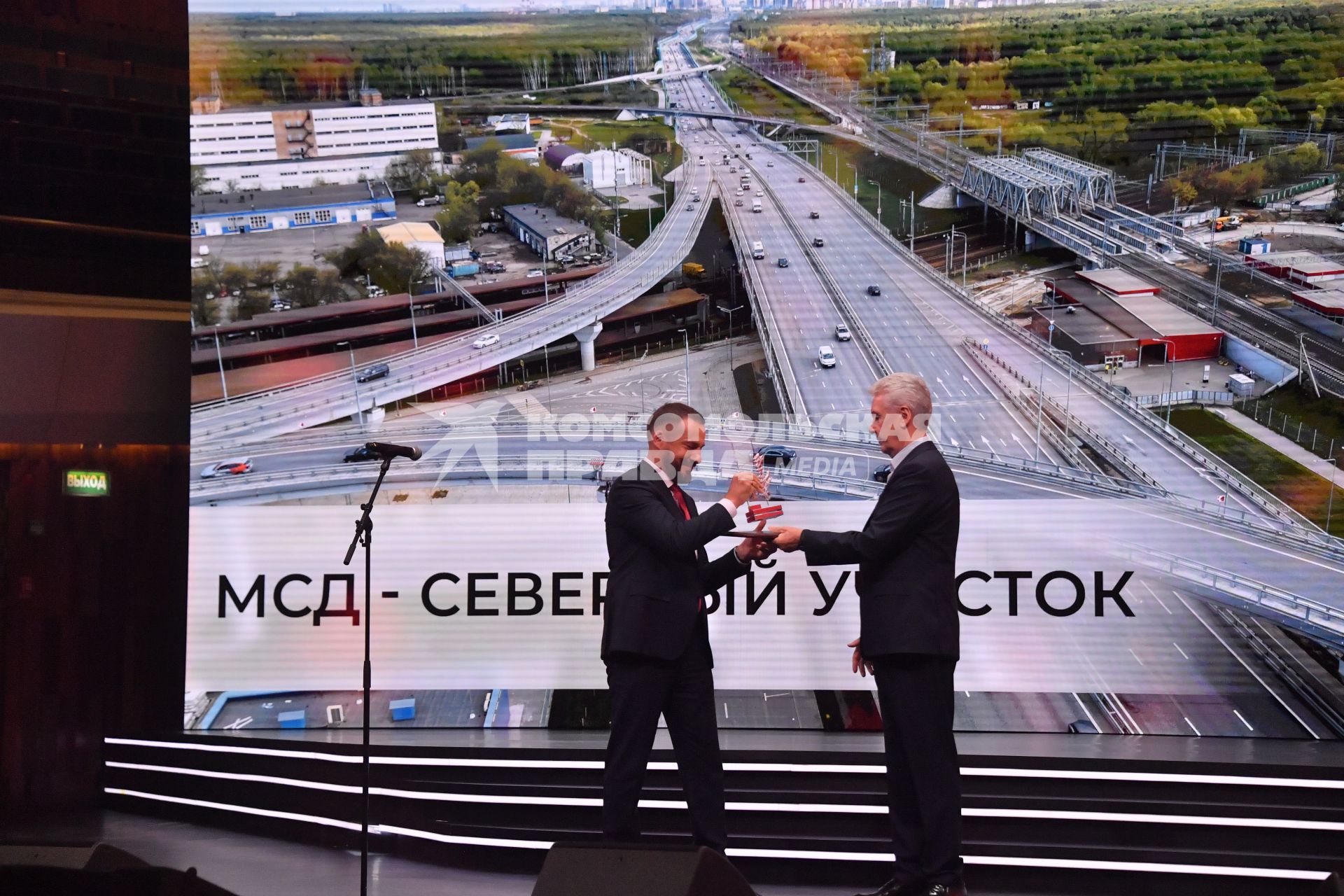 Москва.  Мэр Москвы Сергей Собянин (с права) во время награждения победителей  конкурса `Лучший реализованный проект в области строительства`в концертном зале `Зарядье`.