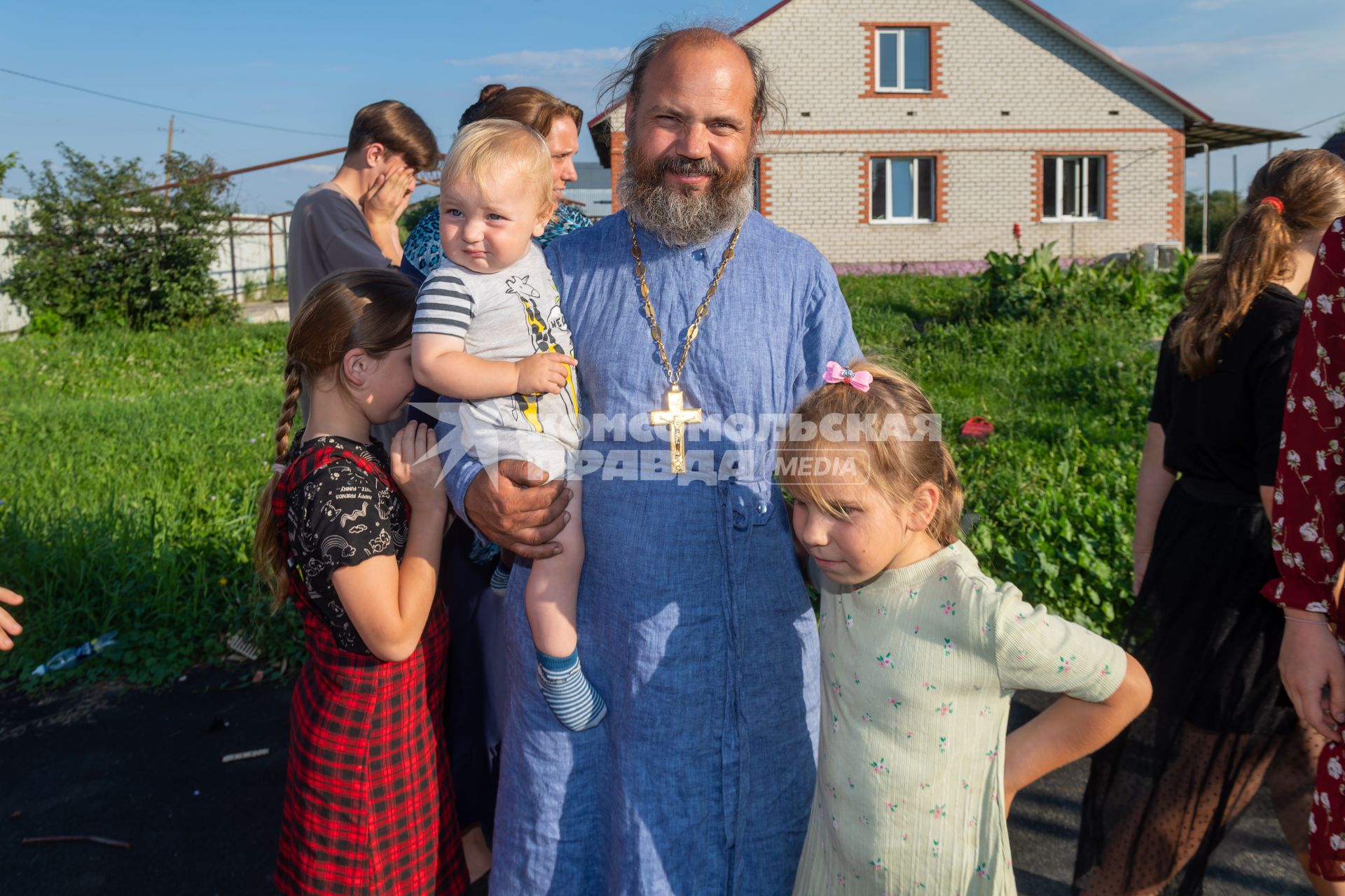 Ряжский район. Село Новое Еголдаево. Священник отец Дионисий (Денис Соляков) со своими детьми .